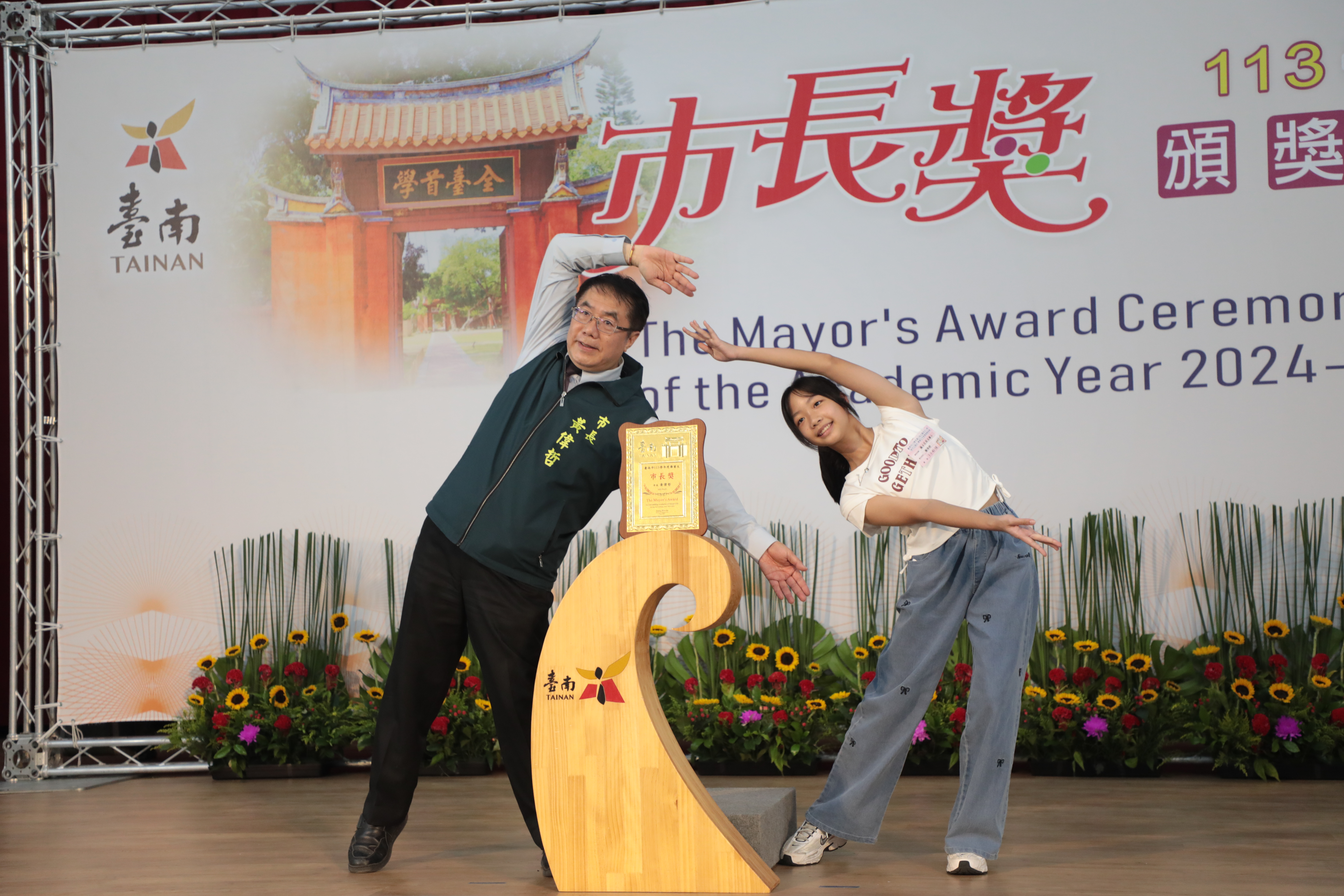 一字馬、後空翻創意秀 黃偉哲與台南學子拍下最酷畢業照