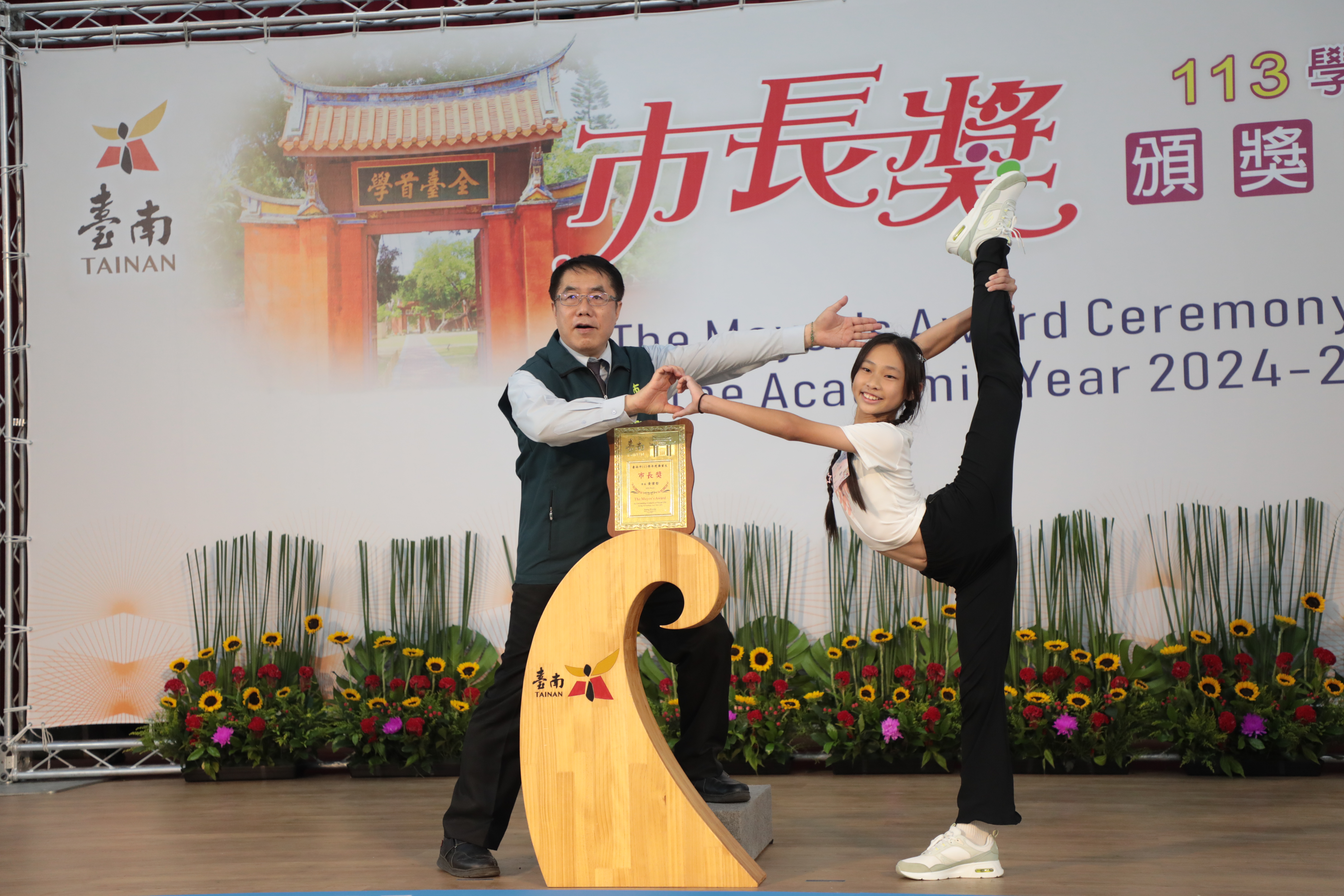 一字馬、後空翻創意秀 黃偉哲與台南學子拍下最酷畢業照