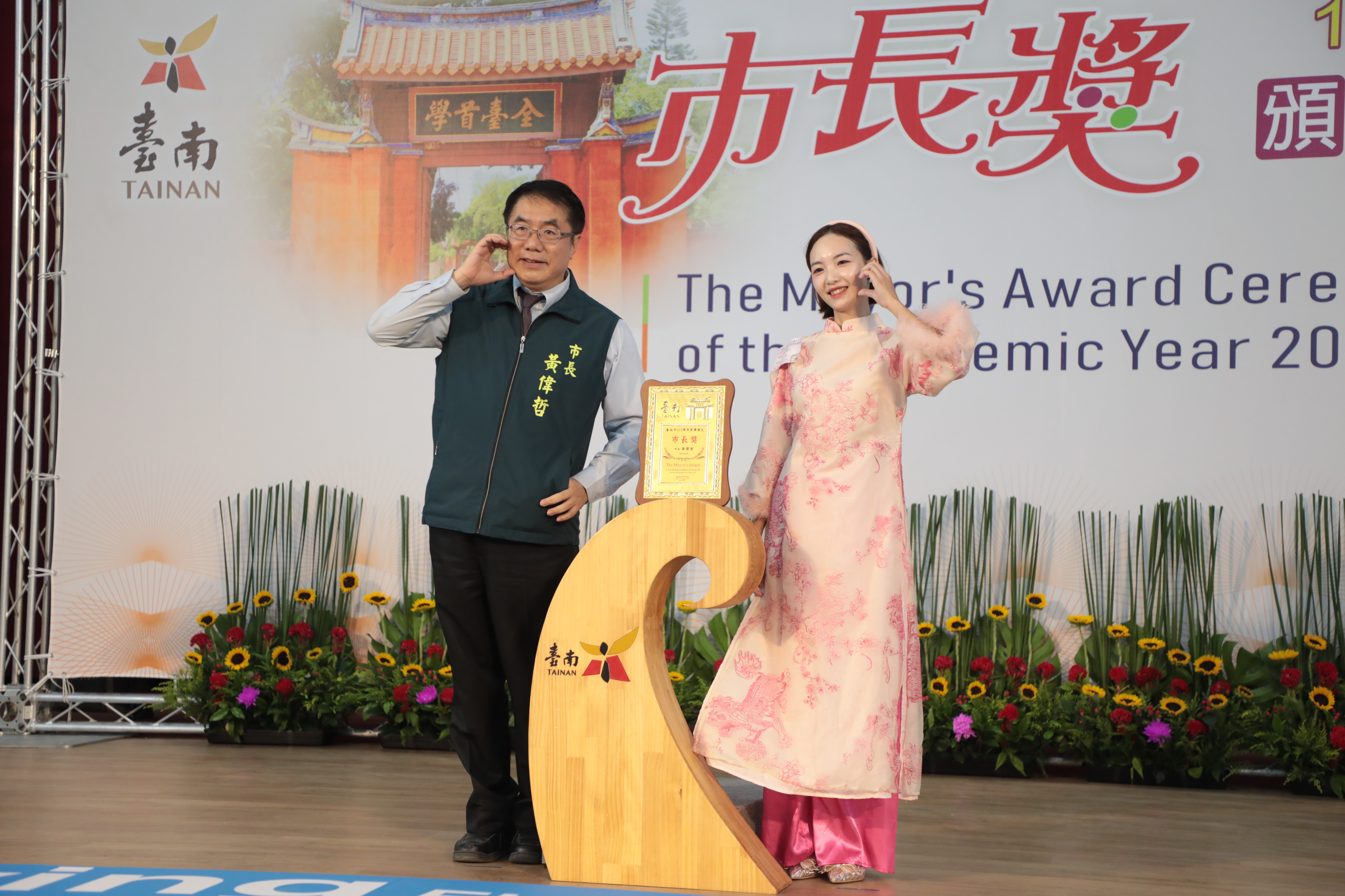 一字馬、後空翻創意秀 黃偉哲與台南學子拍下最酷畢業照