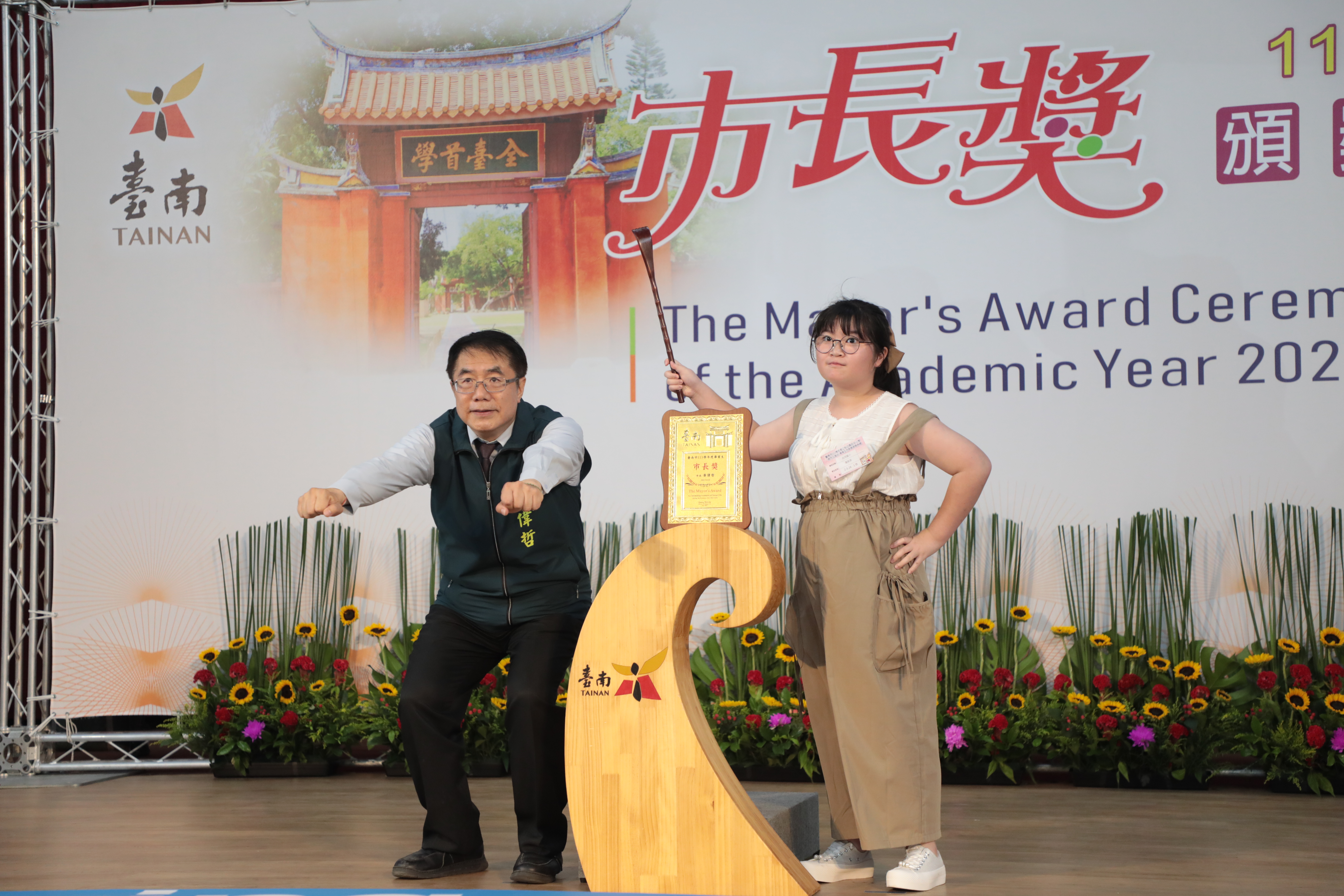 一字馬、後空翻創意秀 黃偉哲與台南學子拍下最酷畢業照