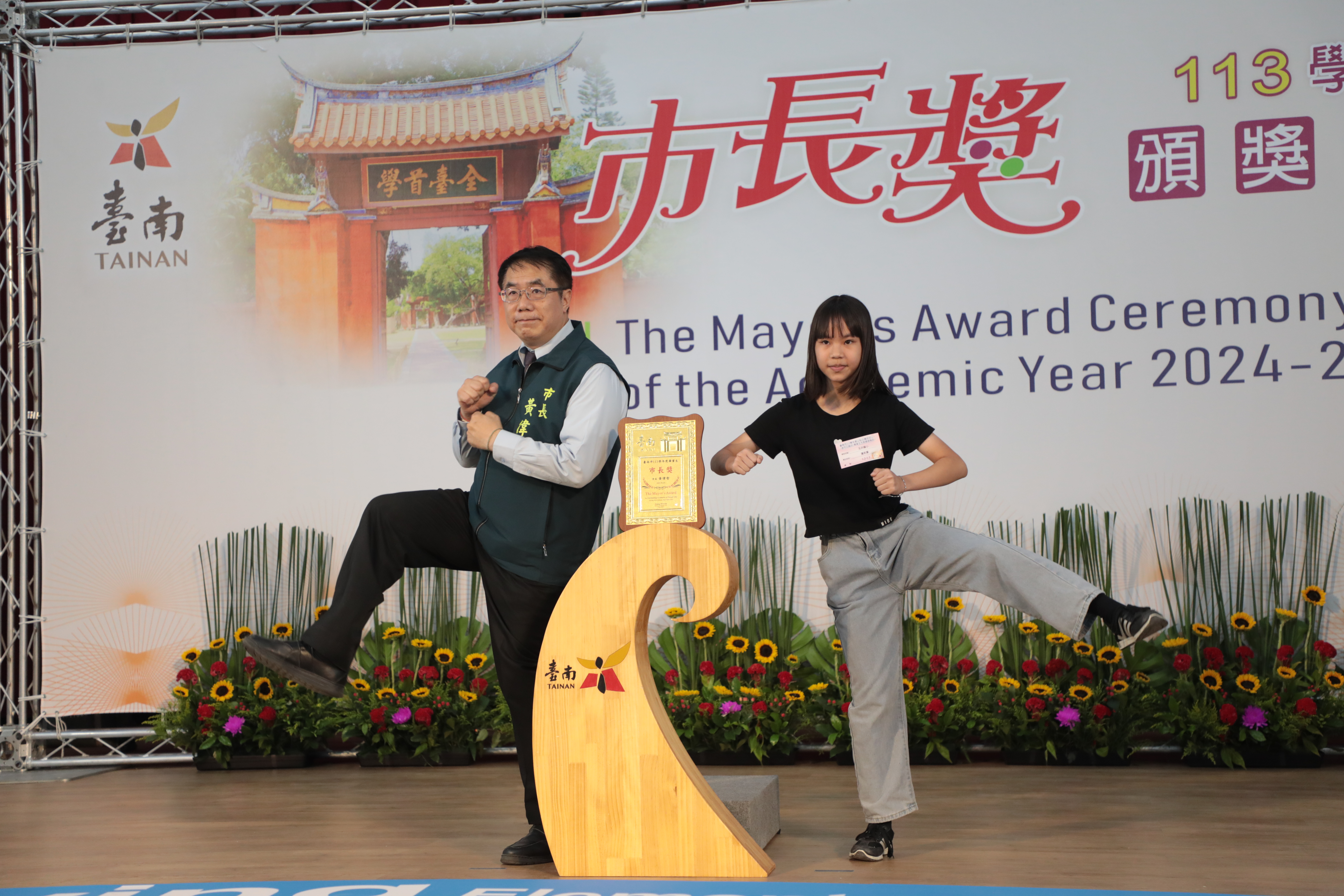 一字馬、後空翻創意秀 黃偉哲與台南學子拍下最酷畢業照