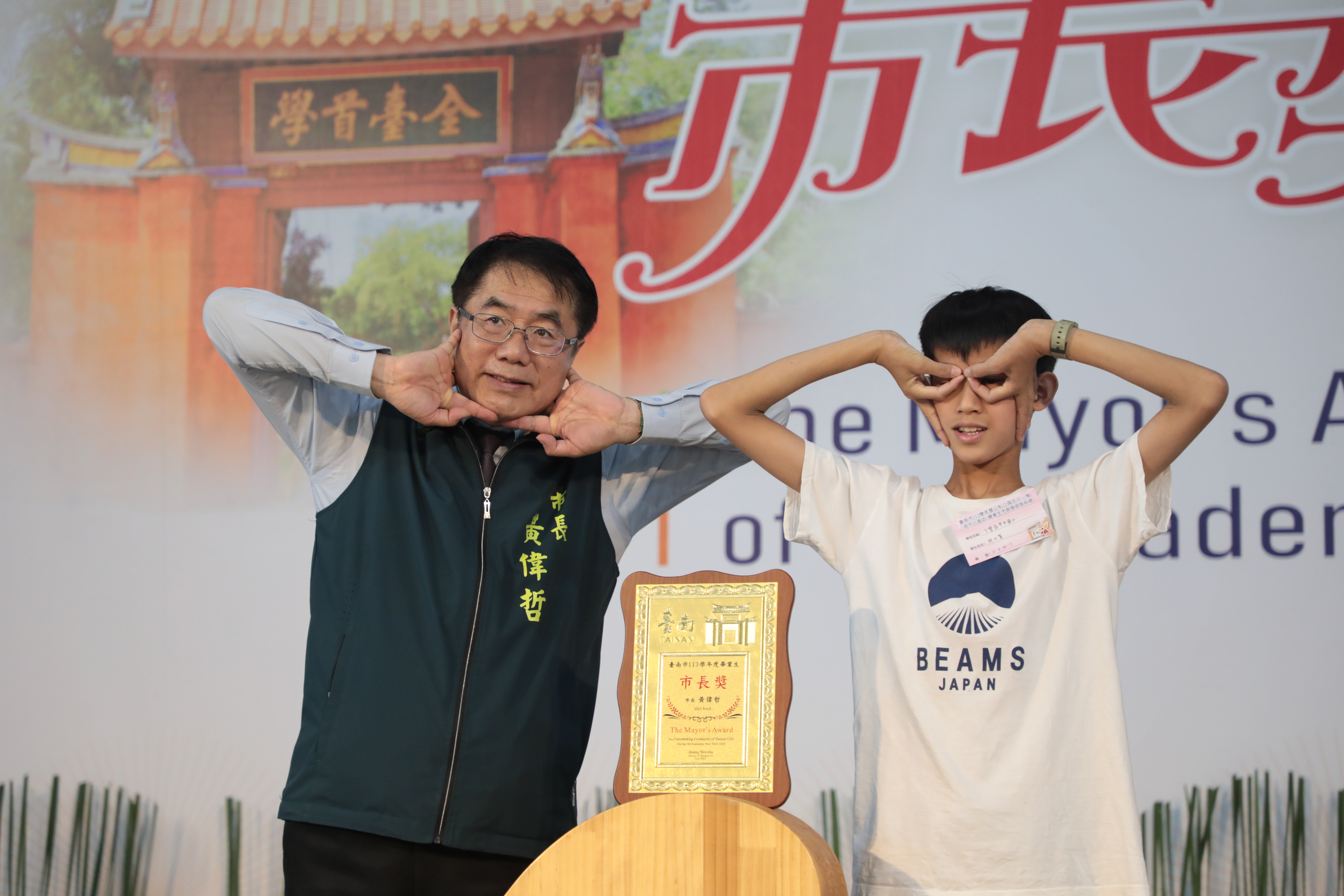 一字馬、後空翻創意秀 黃偉哲與台南學子拍下最酷畢業照