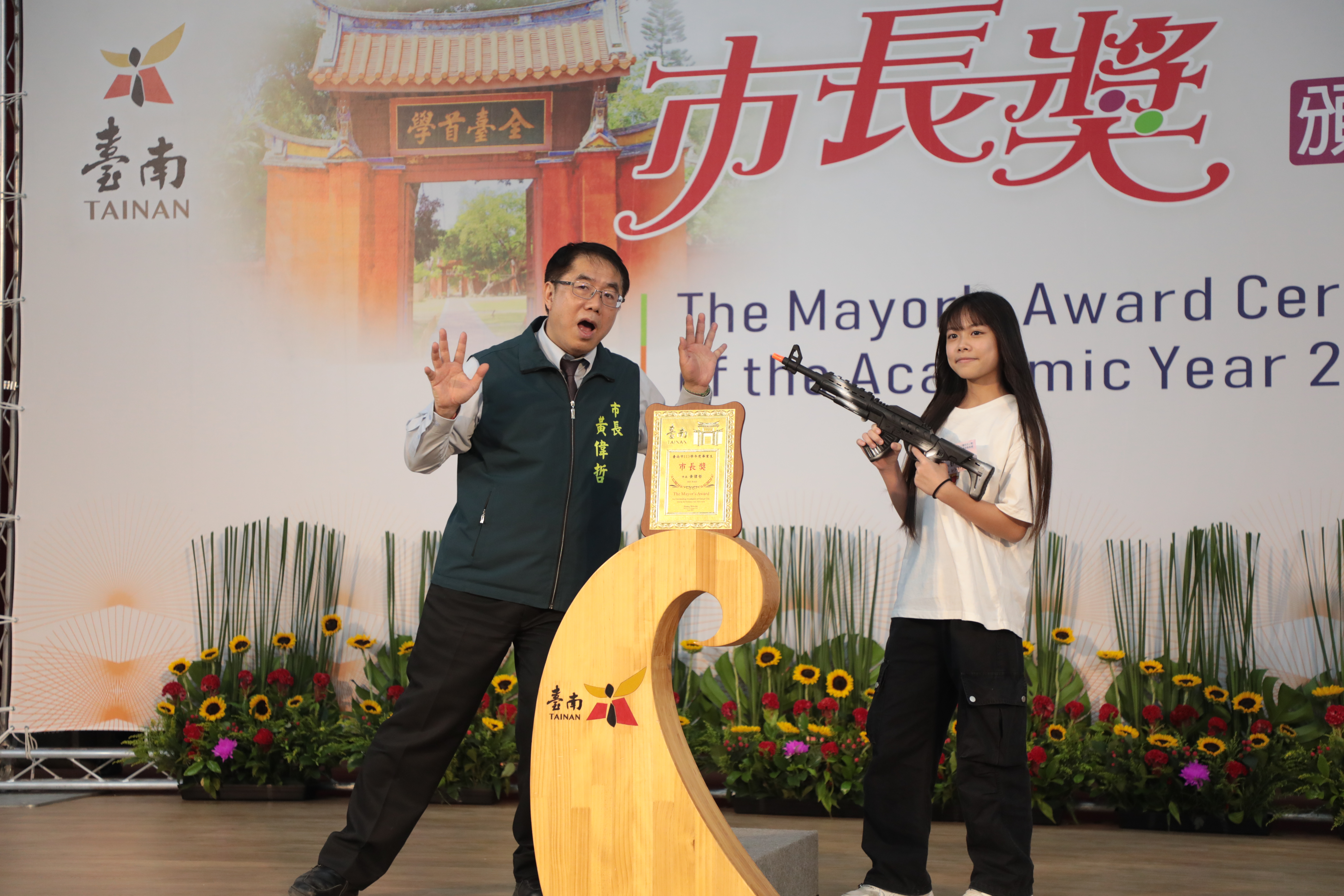 一字馬、後空翻創意秀 黃偉哲與台南學子拍下最酷畢業照