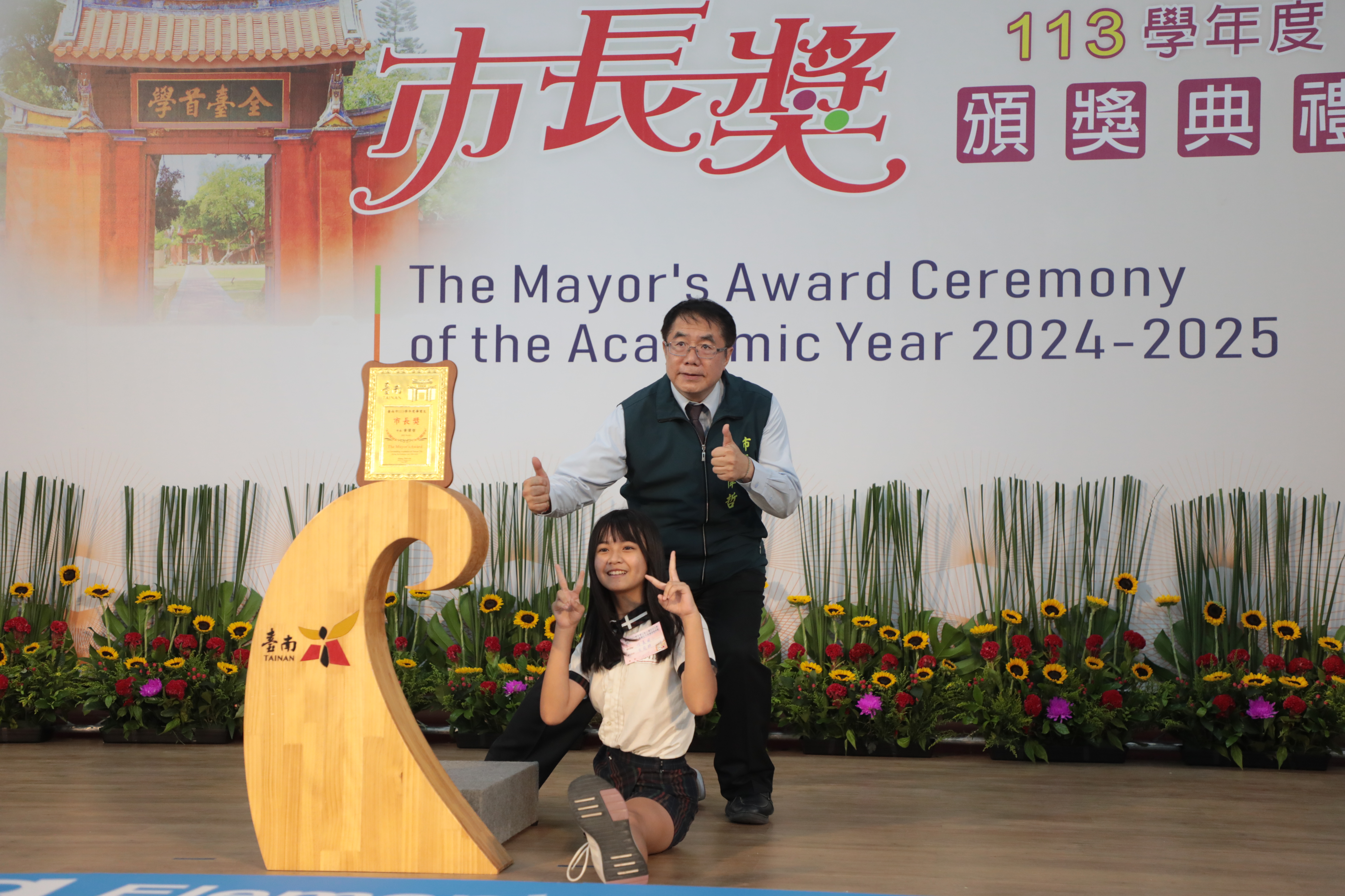 一字馬、後空翻創意秀 黃偉哲與台南學子拍下最酷畢業照