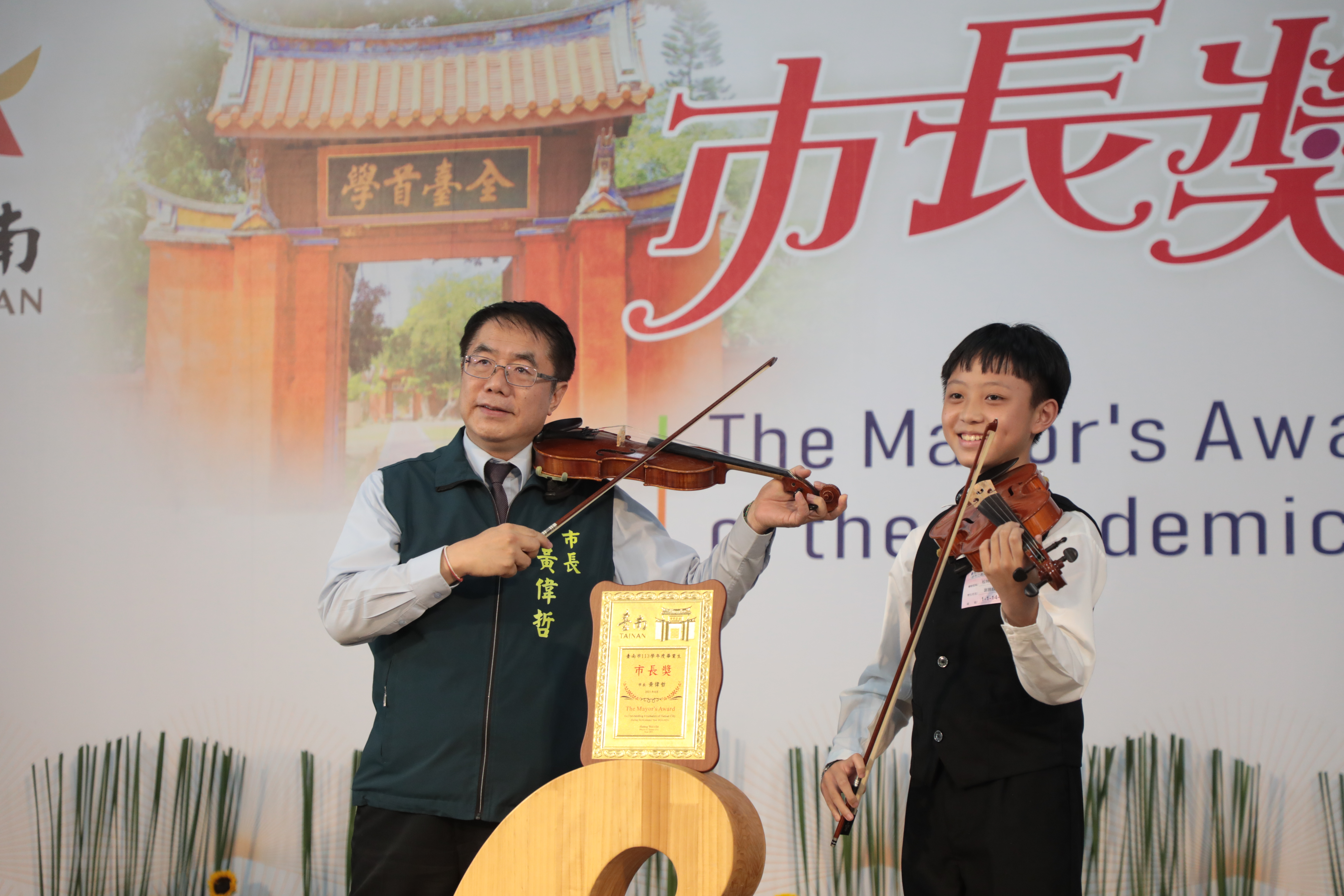 一字馬、後空翻創意秀　黃偉哲與台南學子拍下最酷畢業照