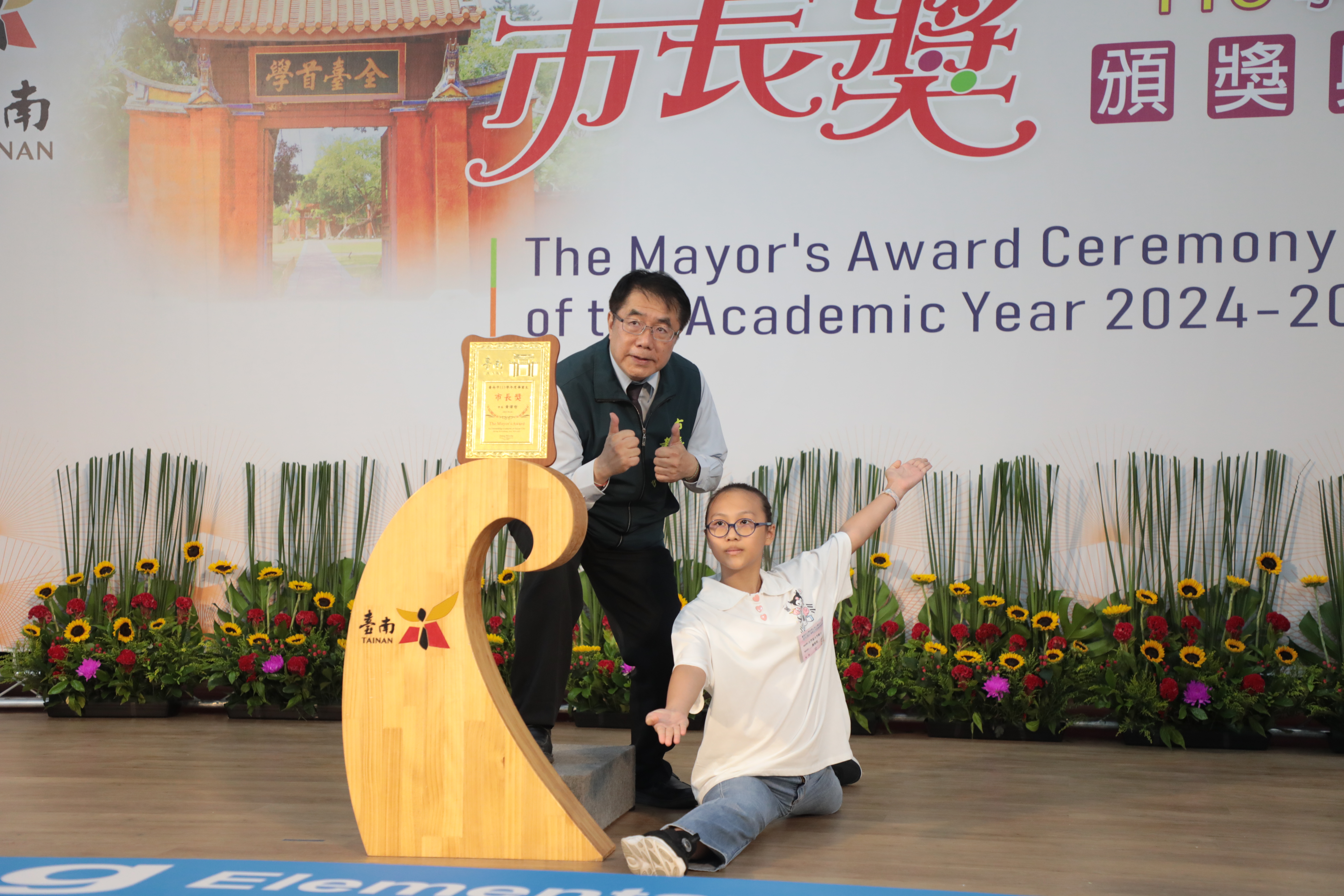一字馬、後空翻創意秀 黃偉哲與台南學子拍下最酷畢業照