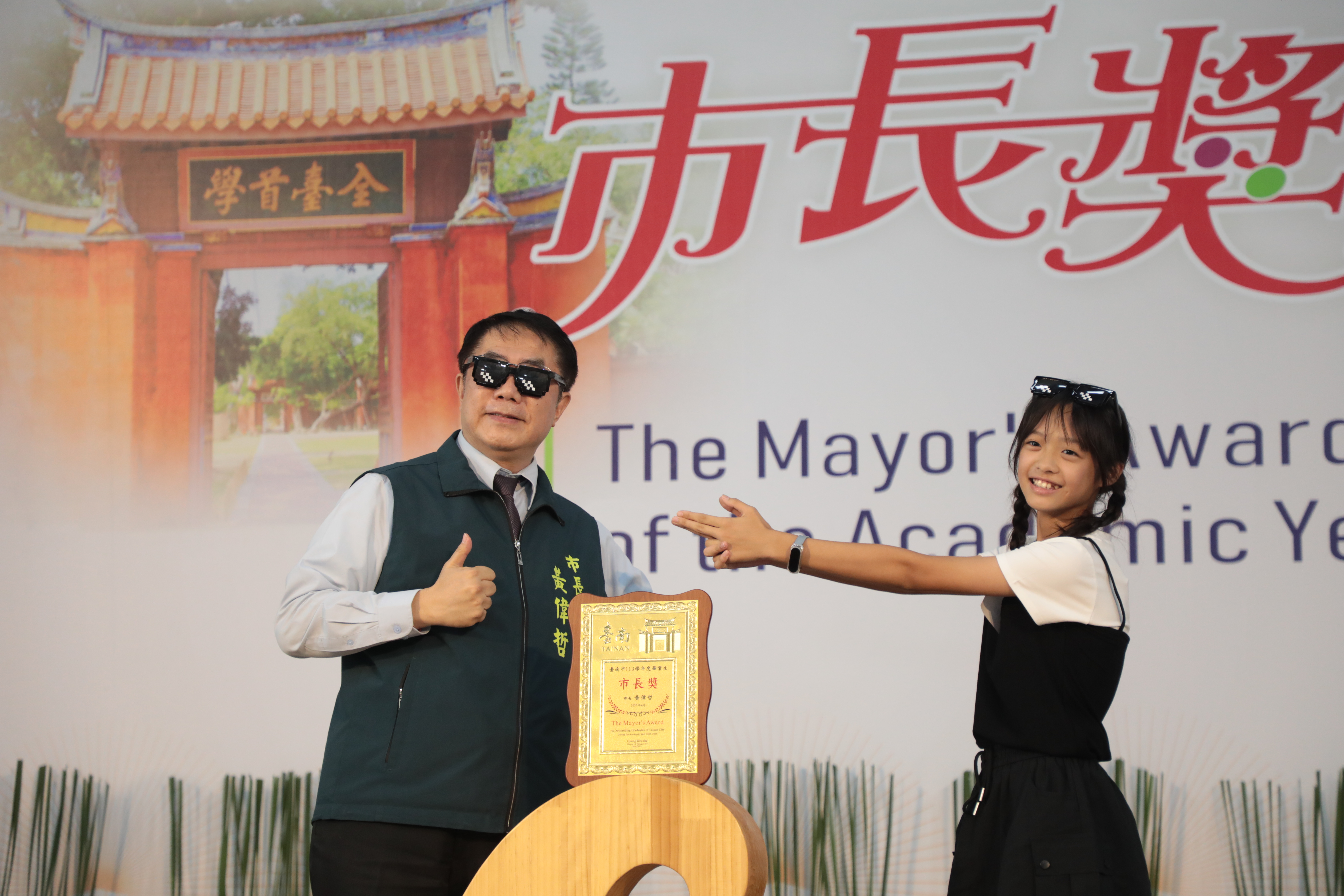 一字馬、後空翻創意秀　黃偉哲與台南學子拍下最酷畢業照