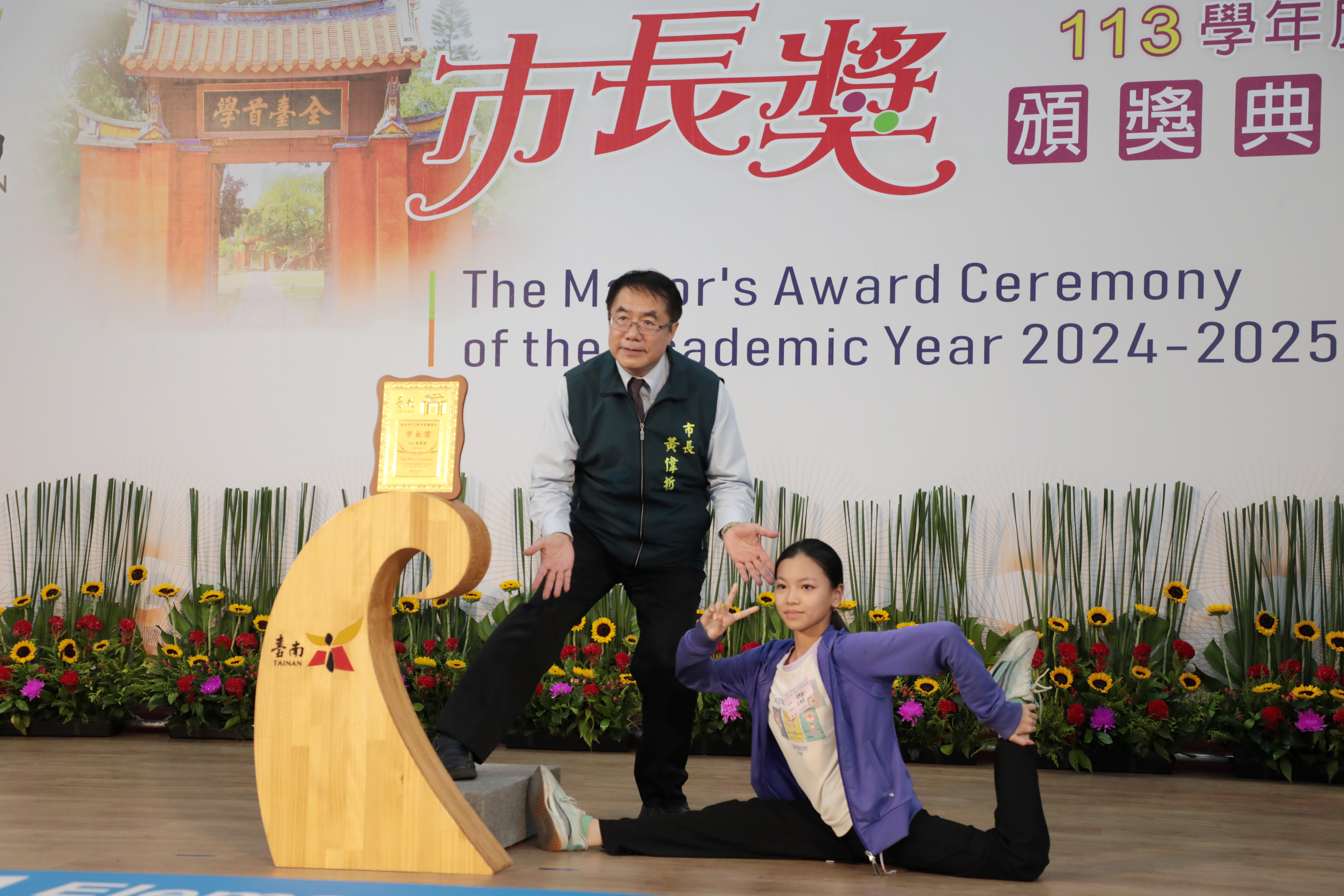 一字馬、後空翻創意秀　黃偉哲與台南學子拍下最酷畢業照