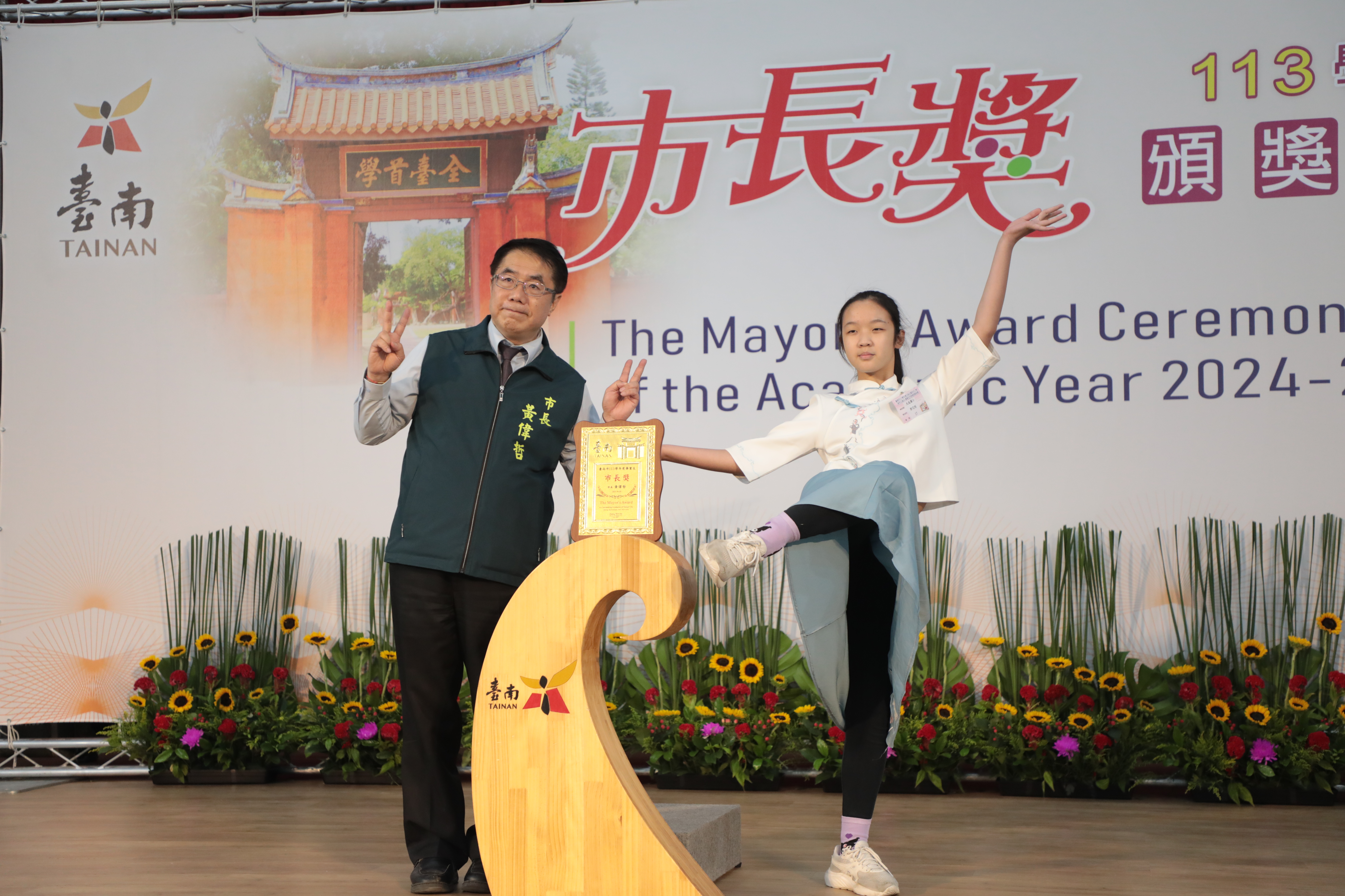 一字馬、後空翻創意秀 黃偉哲與台南學子拍下最酷畢業照