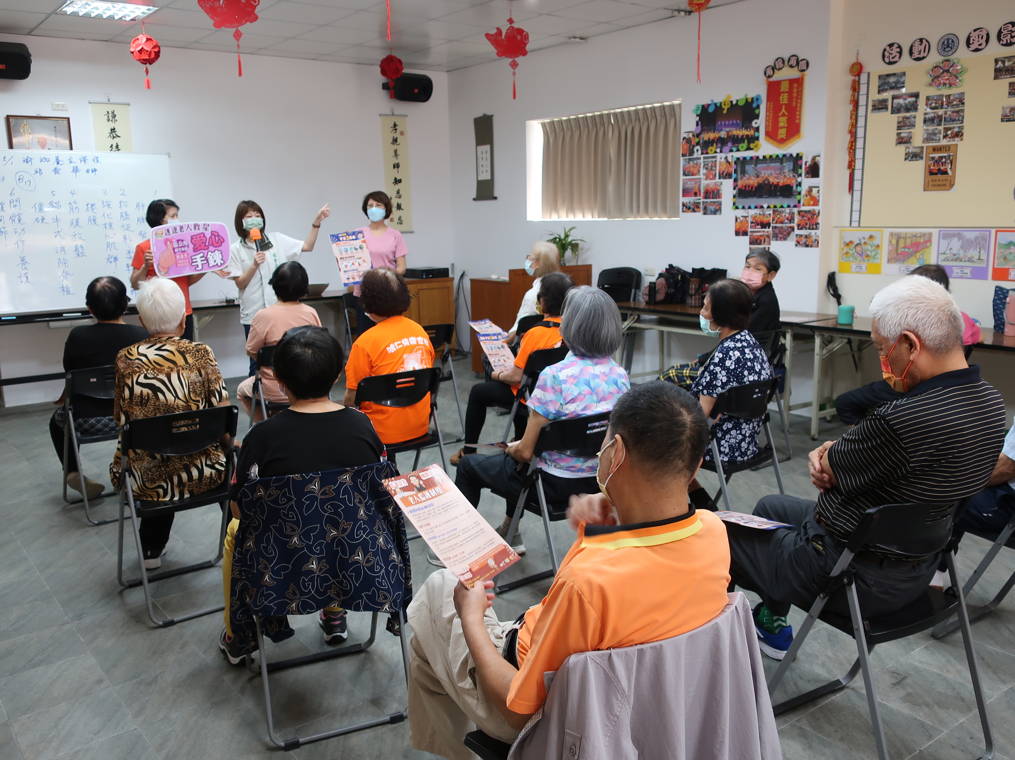 社會局推廣愛心手鍊-守護迷途老人及身心障礙者走向回家的路
