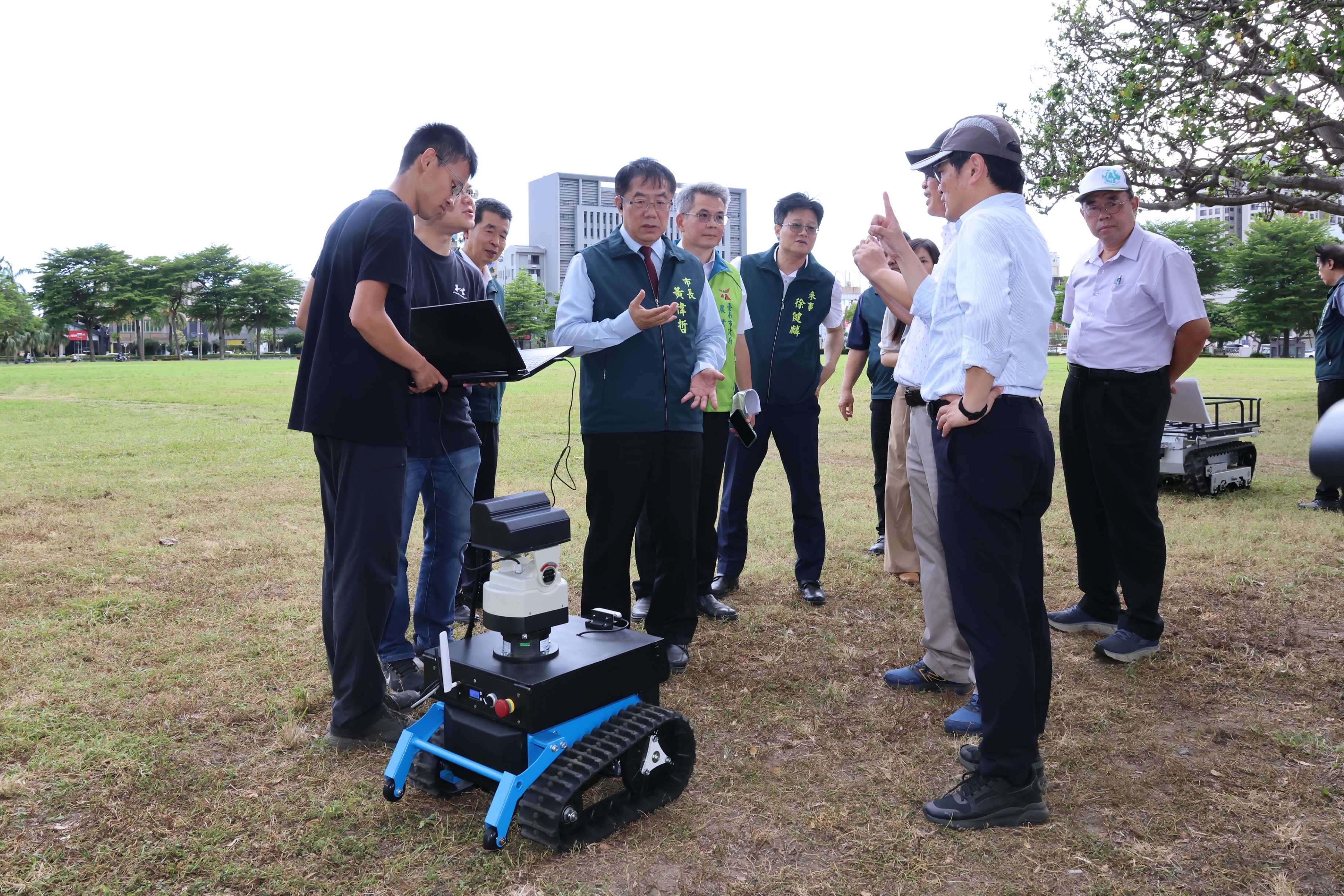 工研院與台南業者展示智慧農機   黃偉哲：擴大市政應用！