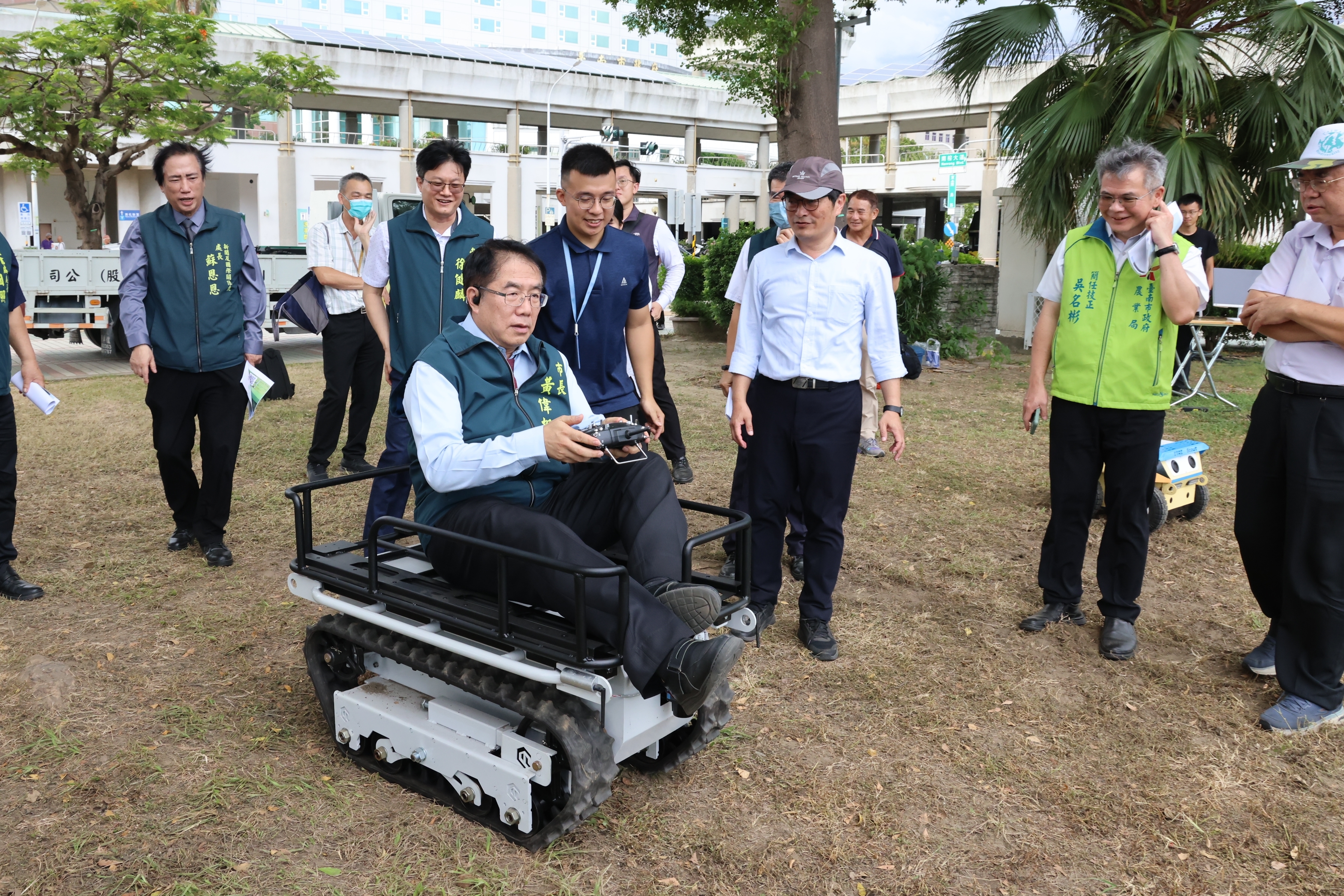 工研院與台南業者展示智慧農機   黃偉哲：擴大市政應用！