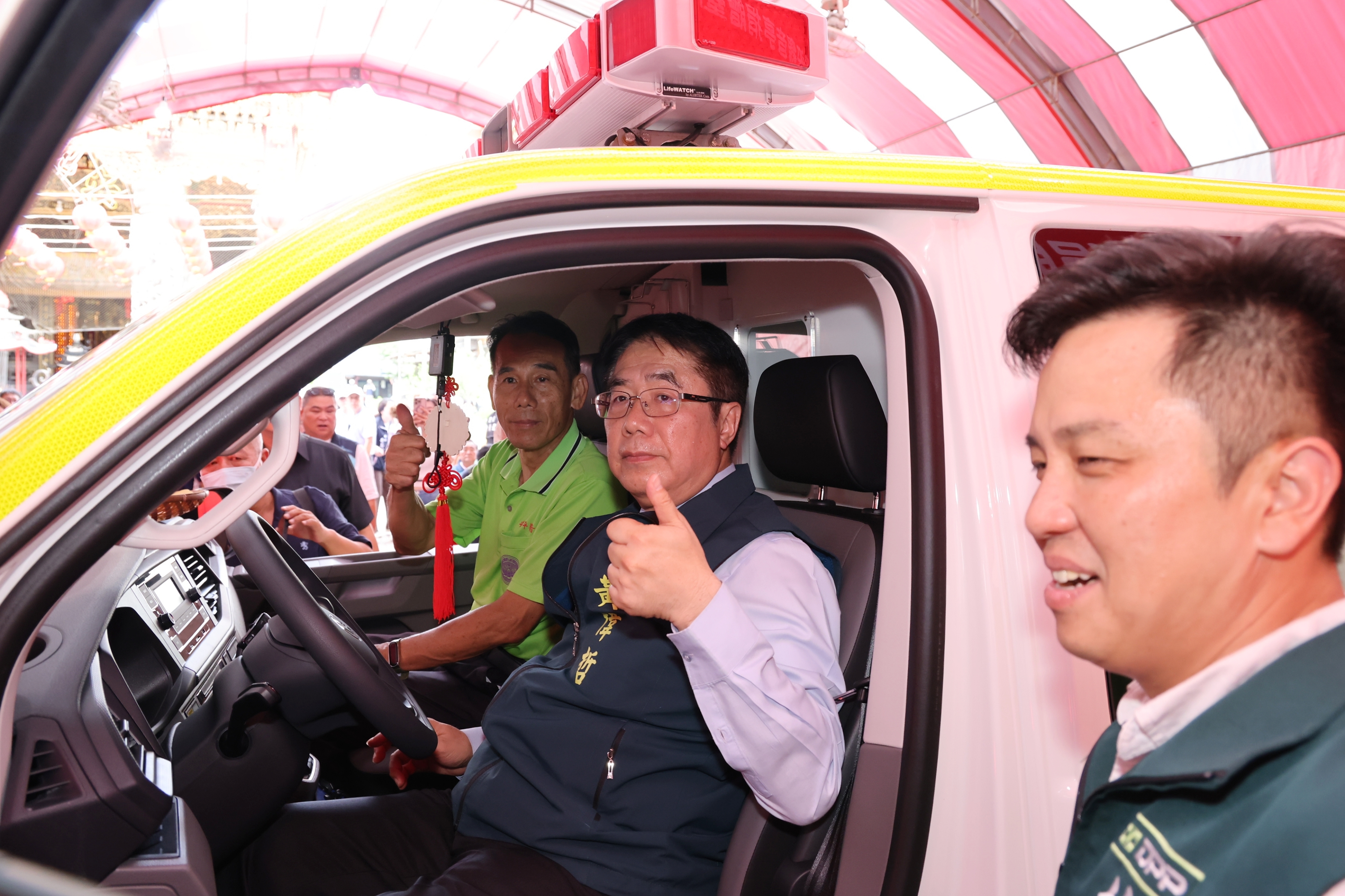 安平觀音亭捐贈救護車強化偏鄉緊急醫療 黃偉哲感謝宗教界攜手推動公益