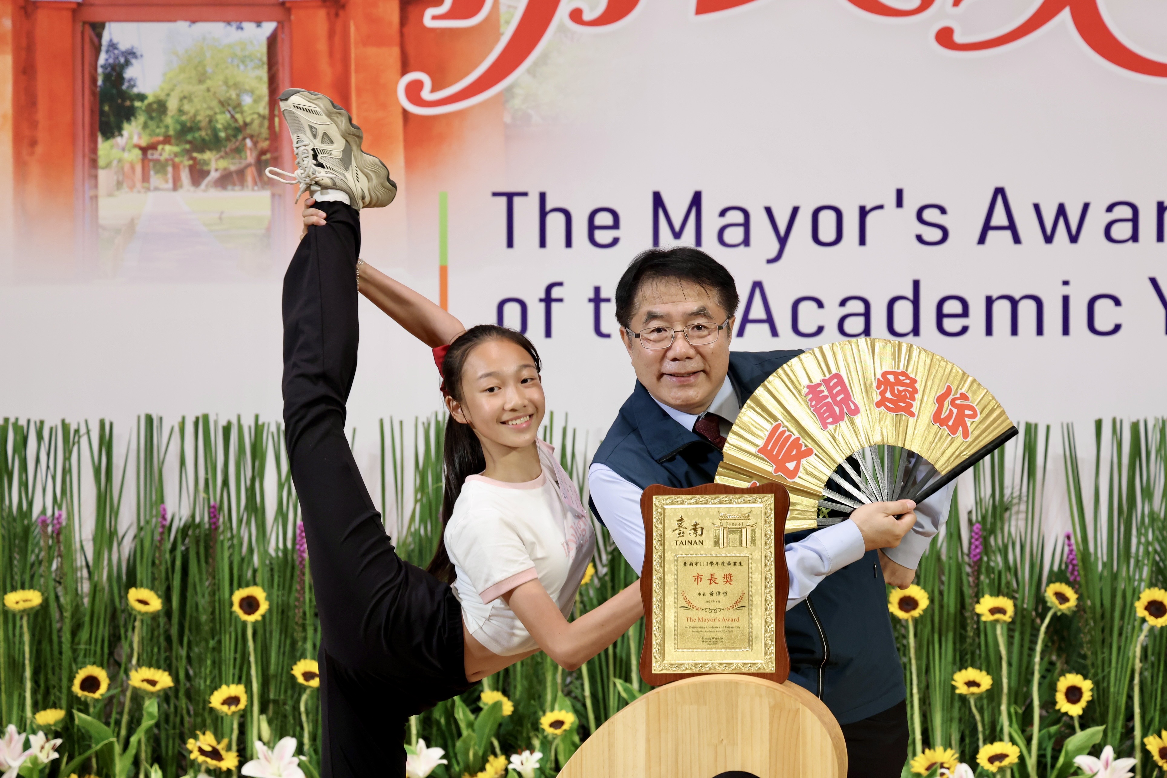 台南「市長陪你拍」今最終場 黃偉哲陪兔子跳、扮「路易吉」勉3年後再領市長獎