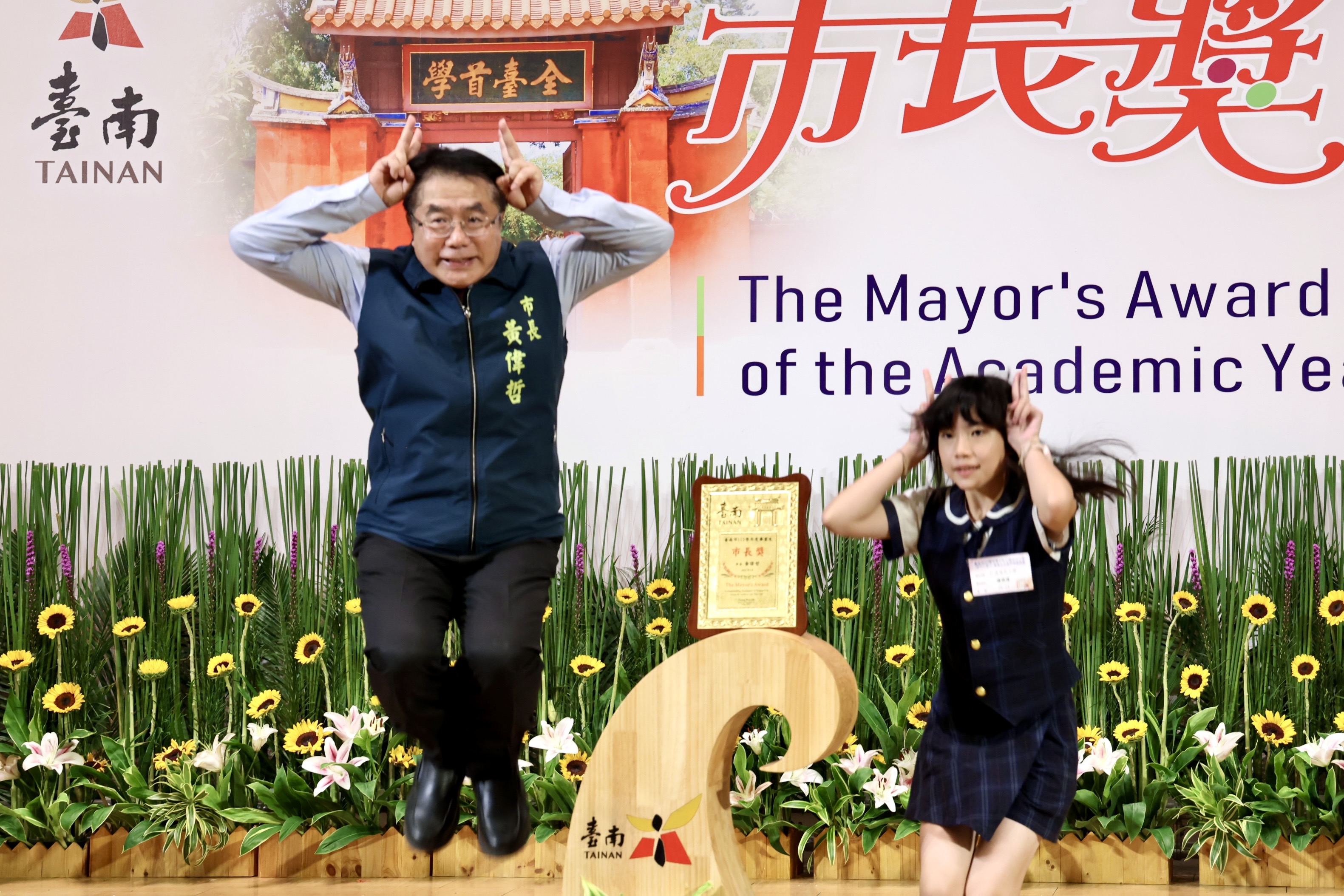 台南「市長陪你拍」今最終場 黃偉哲陪兔子跳、扮「路易吉」勉3年後再領市長獎