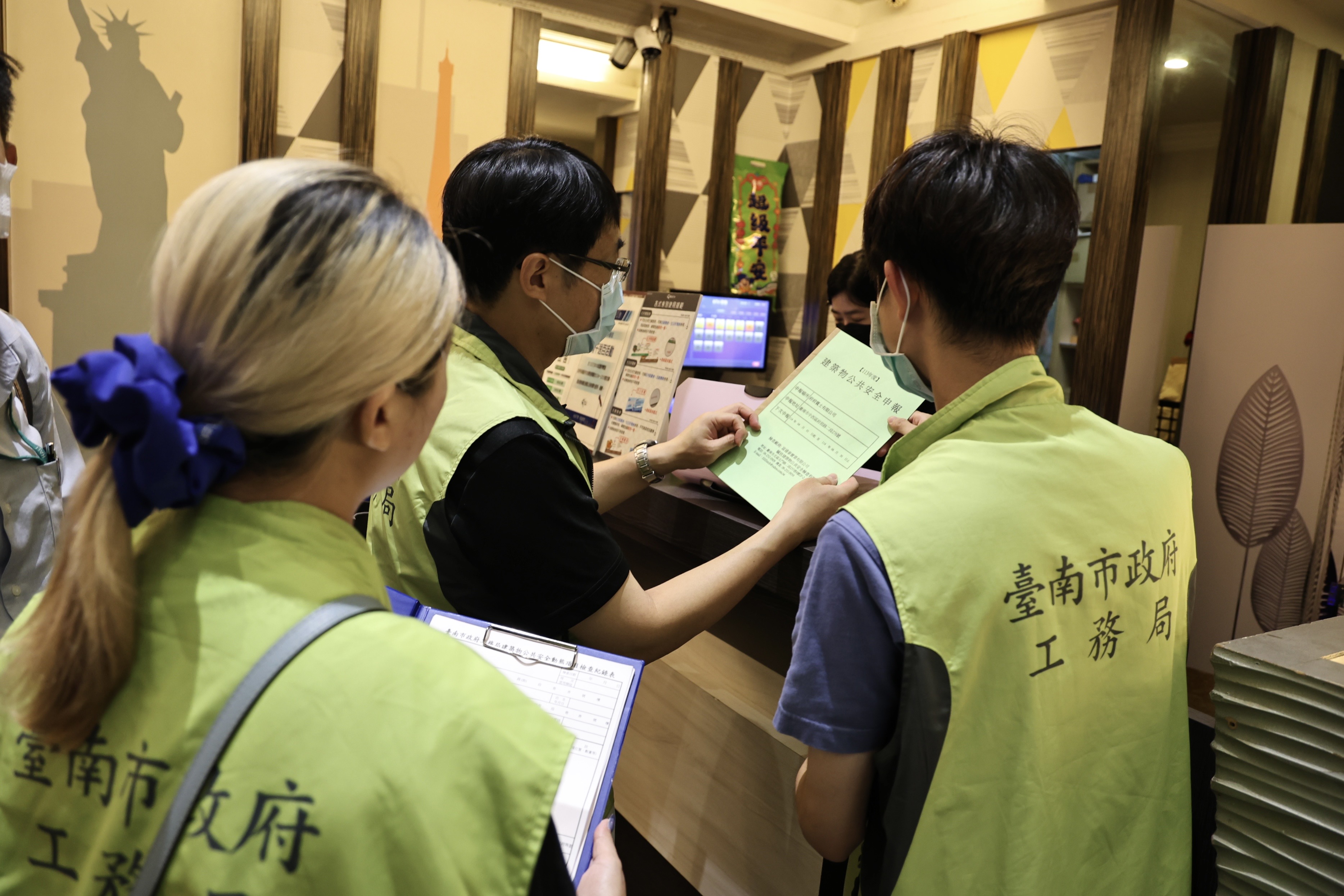 114年暑期青春專案首日黃偉哲率隊聯合稽查 宣示保護青少年決心