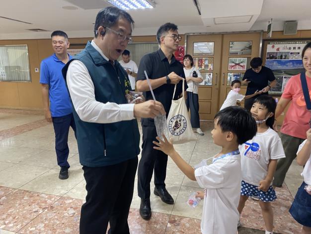 小手大創意!臺南市政府員工子女非營利幼兒園「佮飛做伙耍」啟動創意發射挑戰 市長黃偉哲驚喜現身