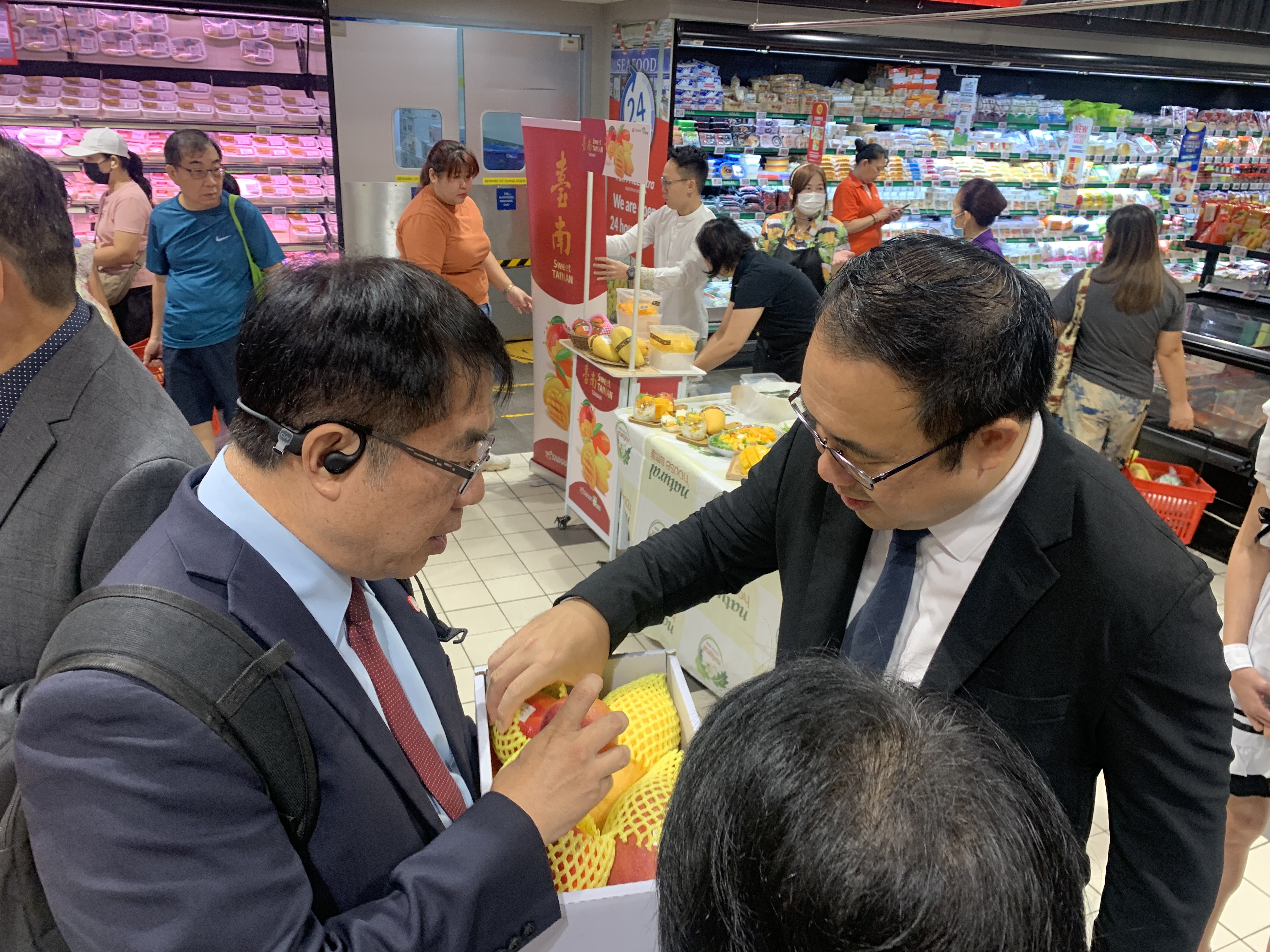 新加坡連鎖超市上架台南芒果 黃偉哲力推成為星國夏日新寵兒
