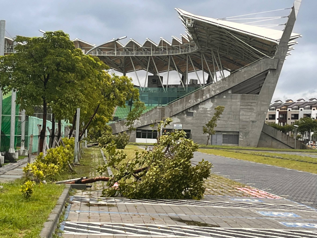 丹娜絲颱風嚴重造成本市體育局所轄各場館損壞，體育局正積極進行搶災，並勘查本月舉行U12世界棒球賽場地，確保比賽順利進行_2