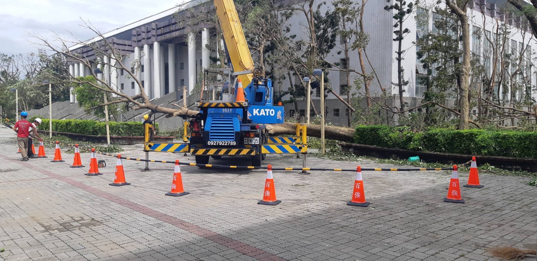 丹娜絲颱風嚴重造成本市體育局所轄各場館損壞，體育局正積極進行搶災，並勘查本月舉行U12世界棒球賽場地，確保比賽順利進行