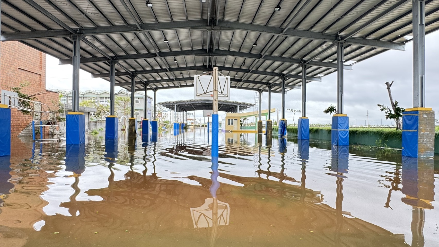 丹娜絲颱風肆虐 南市國中小教職員與社區齊力復原校園環境 全面防堵登革熱疫情