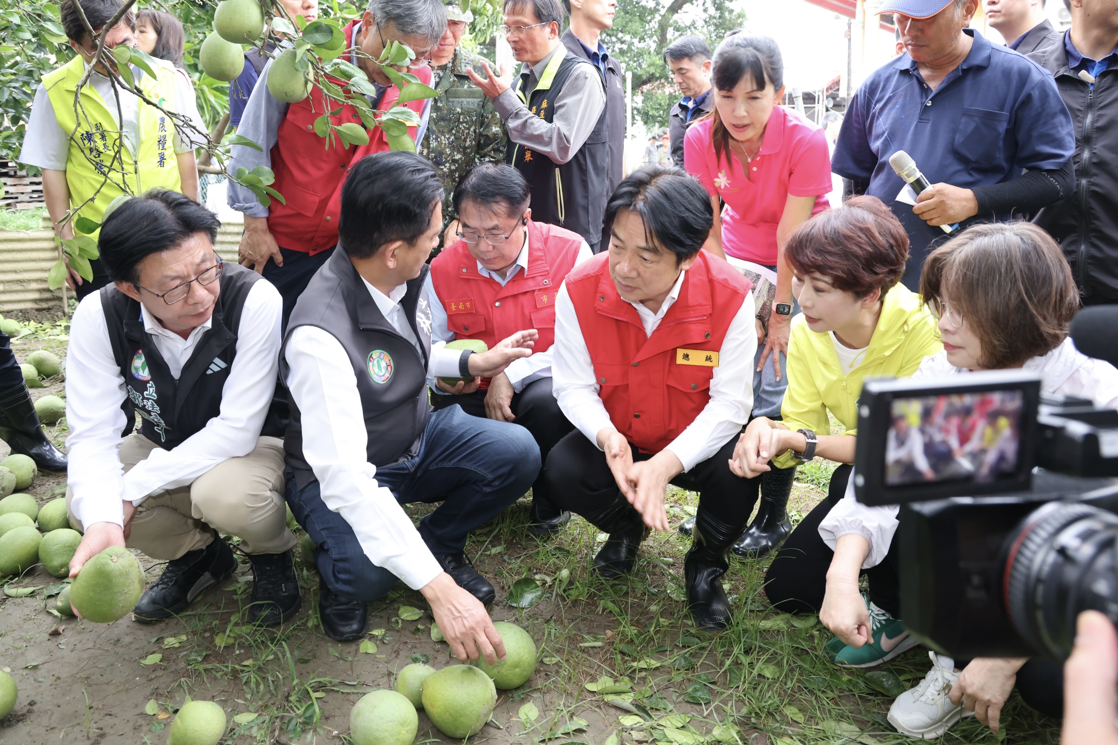 陪同賴清德總統赴麻豆、北門視察 黃偉哲:全力支援農漁民協助度過難關