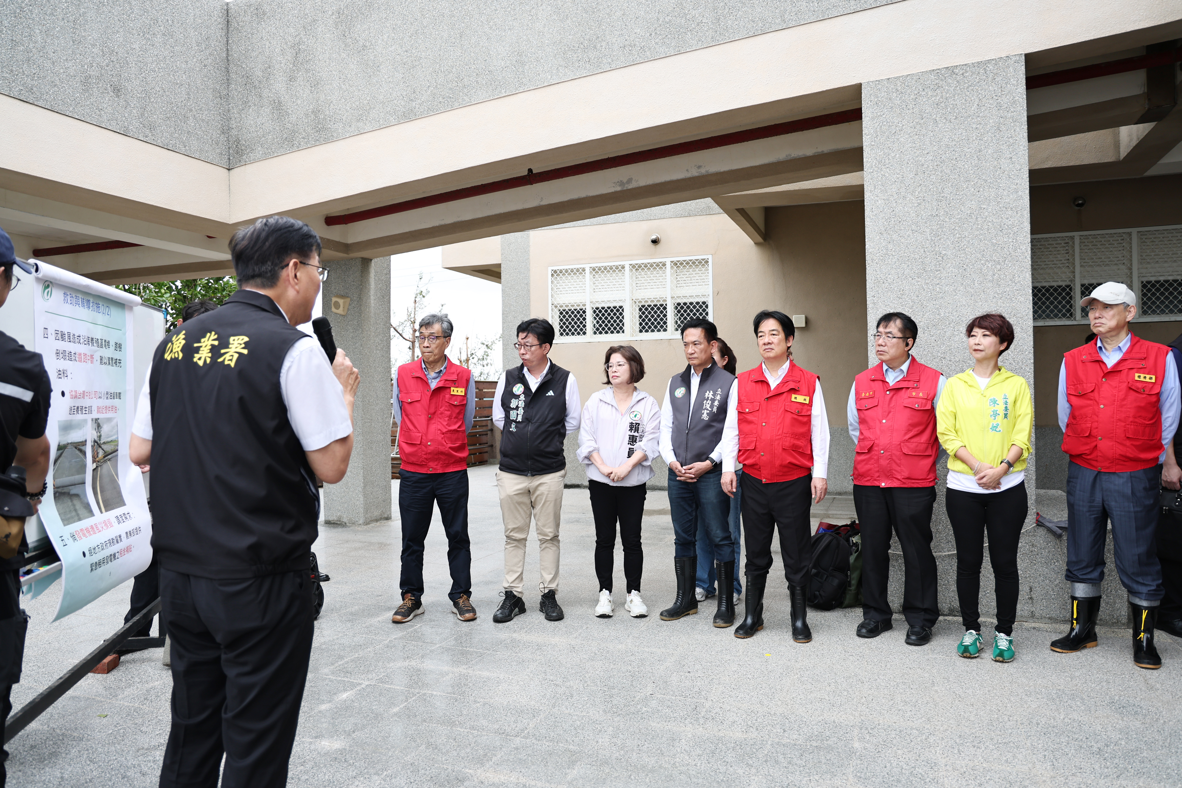陪同賴清德總統赴麻豆、北門視察 黃偉哲:全力支援農漁民協助度過難關
