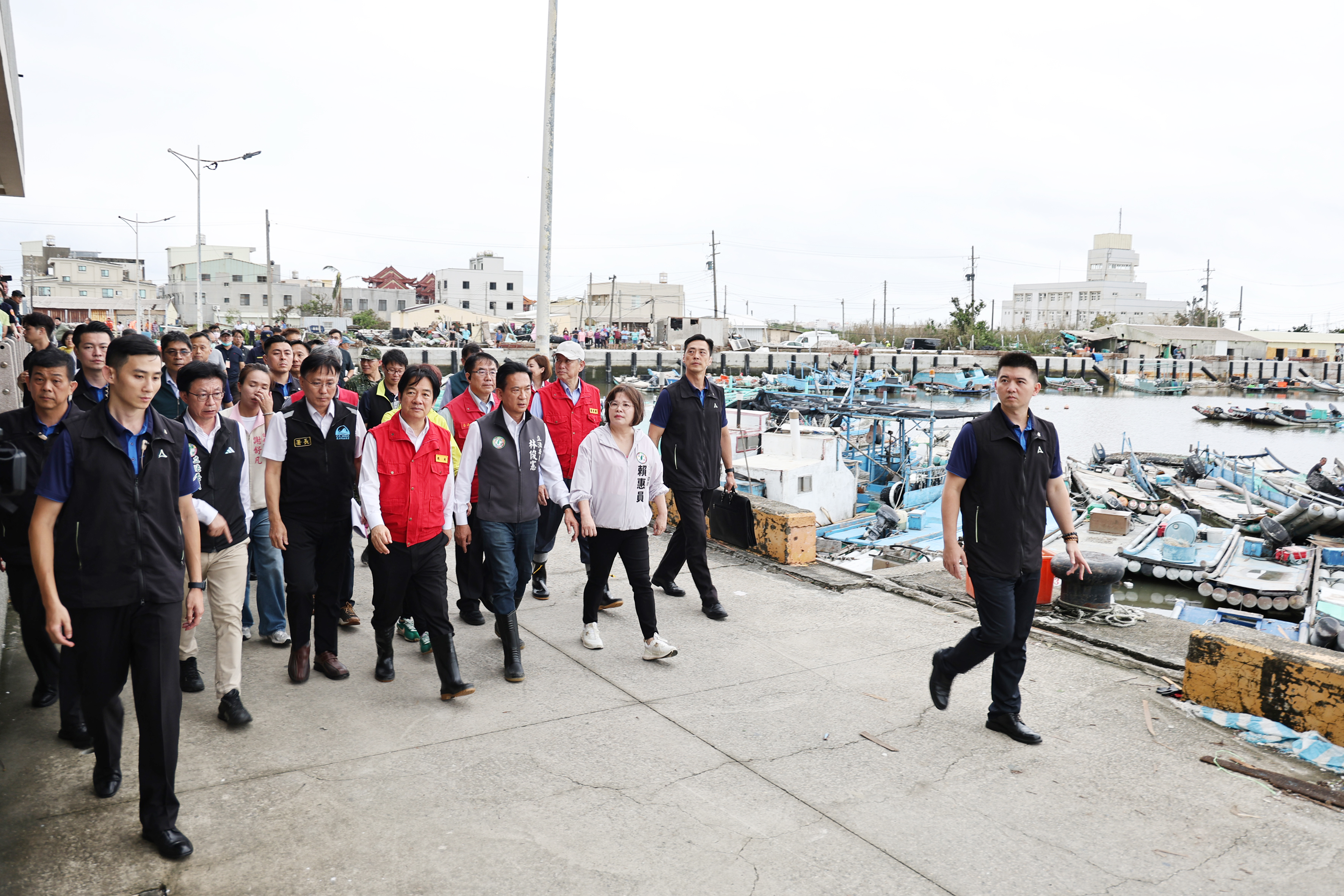 陪同賴清德總統赴麻豆、北門視察 黃偉哲:全力支援農漁民協助度過難關