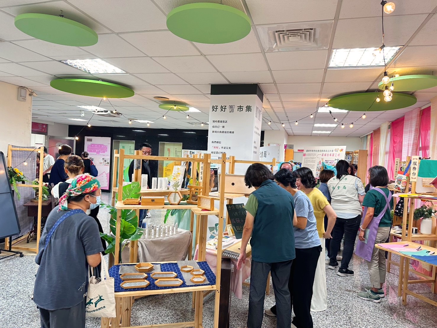 南市社會局辦理「好好市集」黃偉哲鼓勵婦女提升經濟力