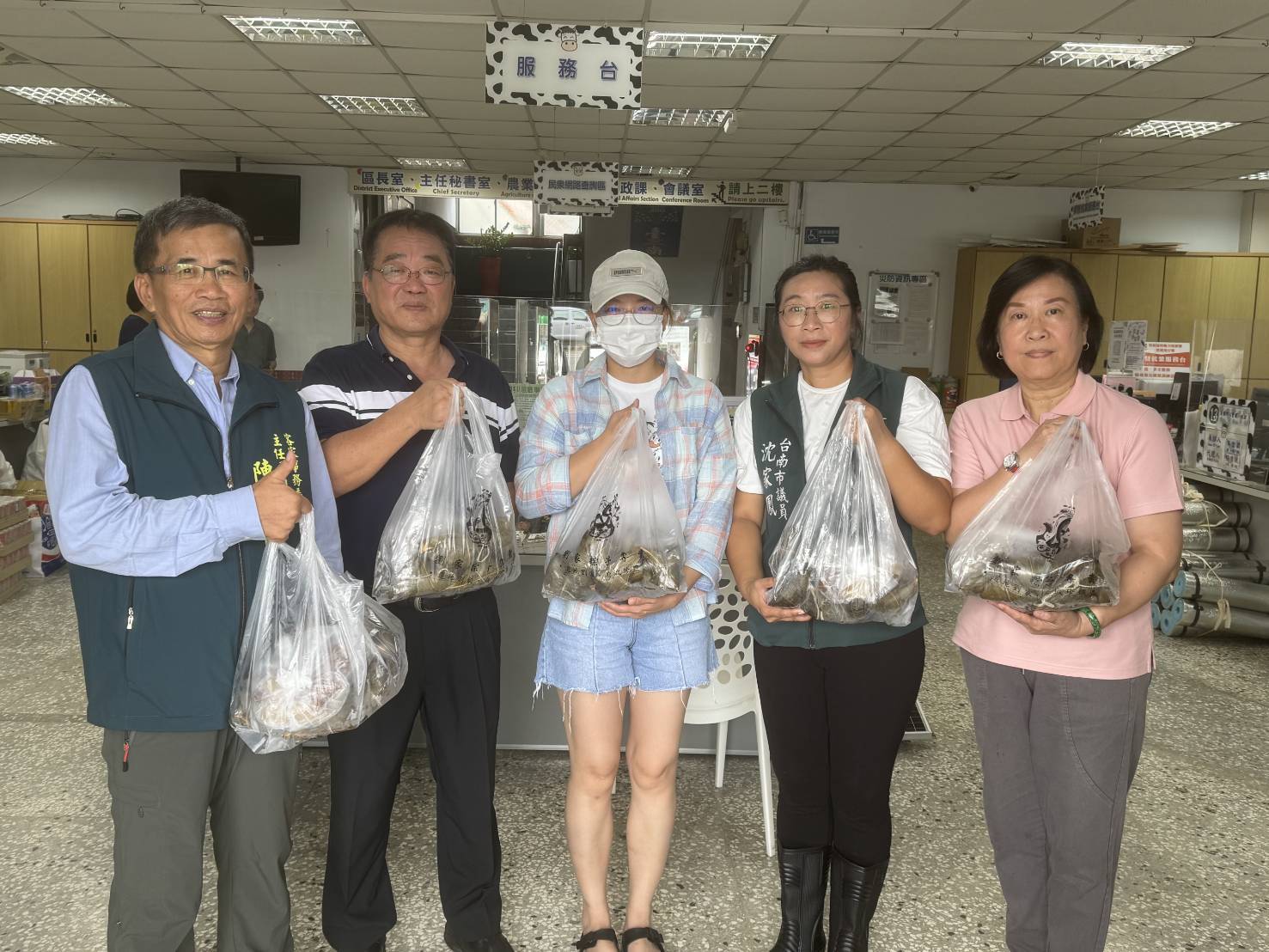南市府局處長分工訪視受災區 客委會今至柳營區關懷災民及救災人員