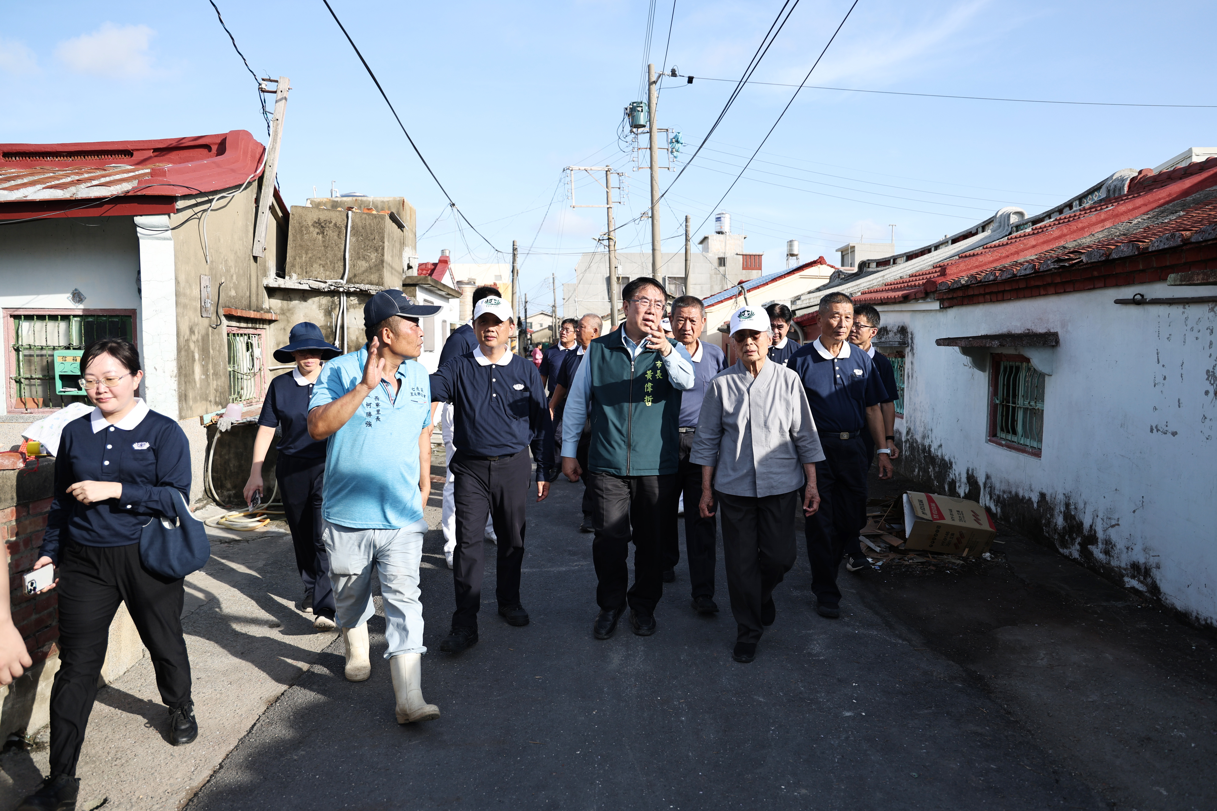 丹娜絲重創台南逾兩萬棵路樹倒塌、業者捐氫能機組助復電 慈濟善心人士投入災區復原