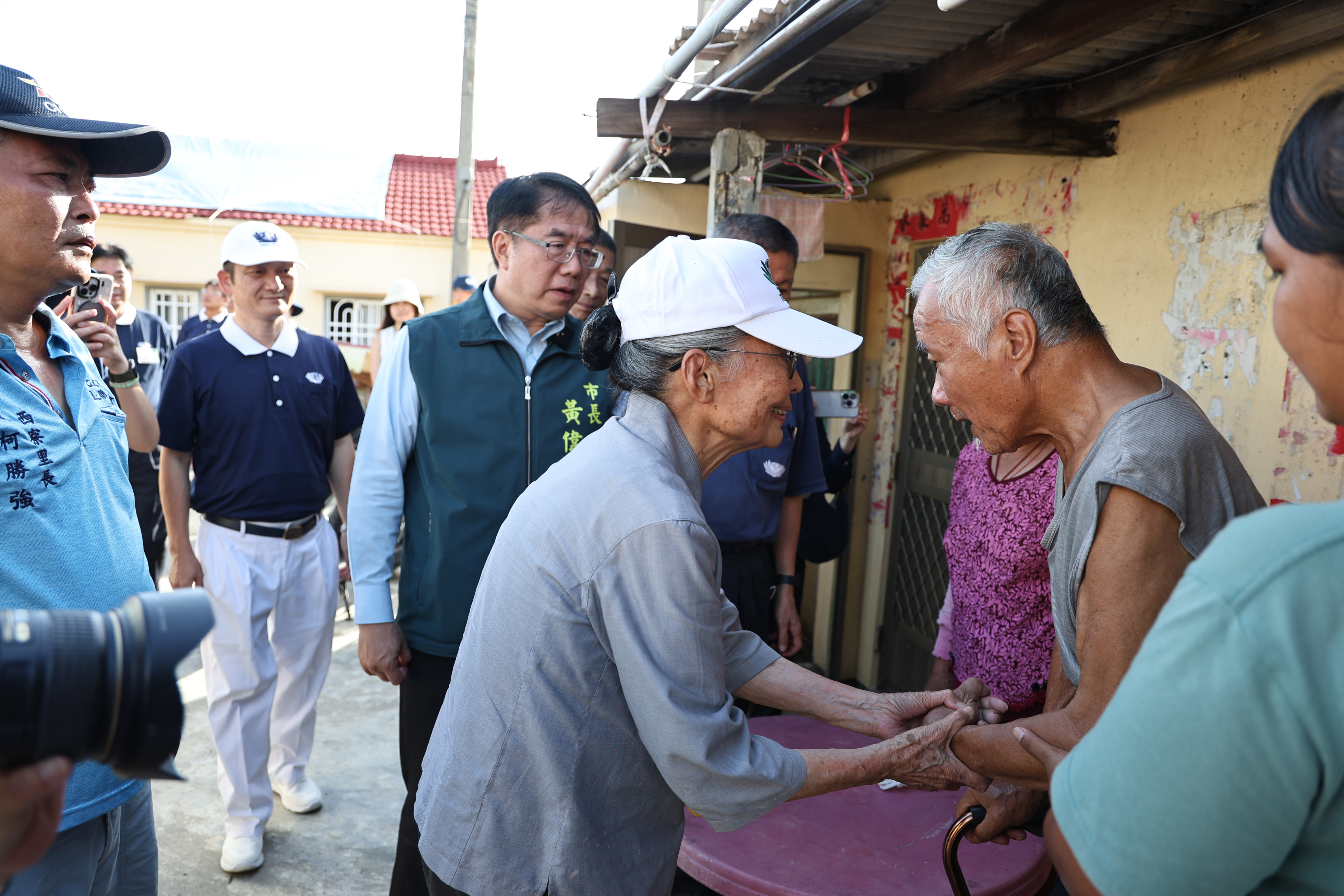 黃偉哲偕慈濟基金會勘災   感謝野崎孝男發送熱食慰問災民善舉