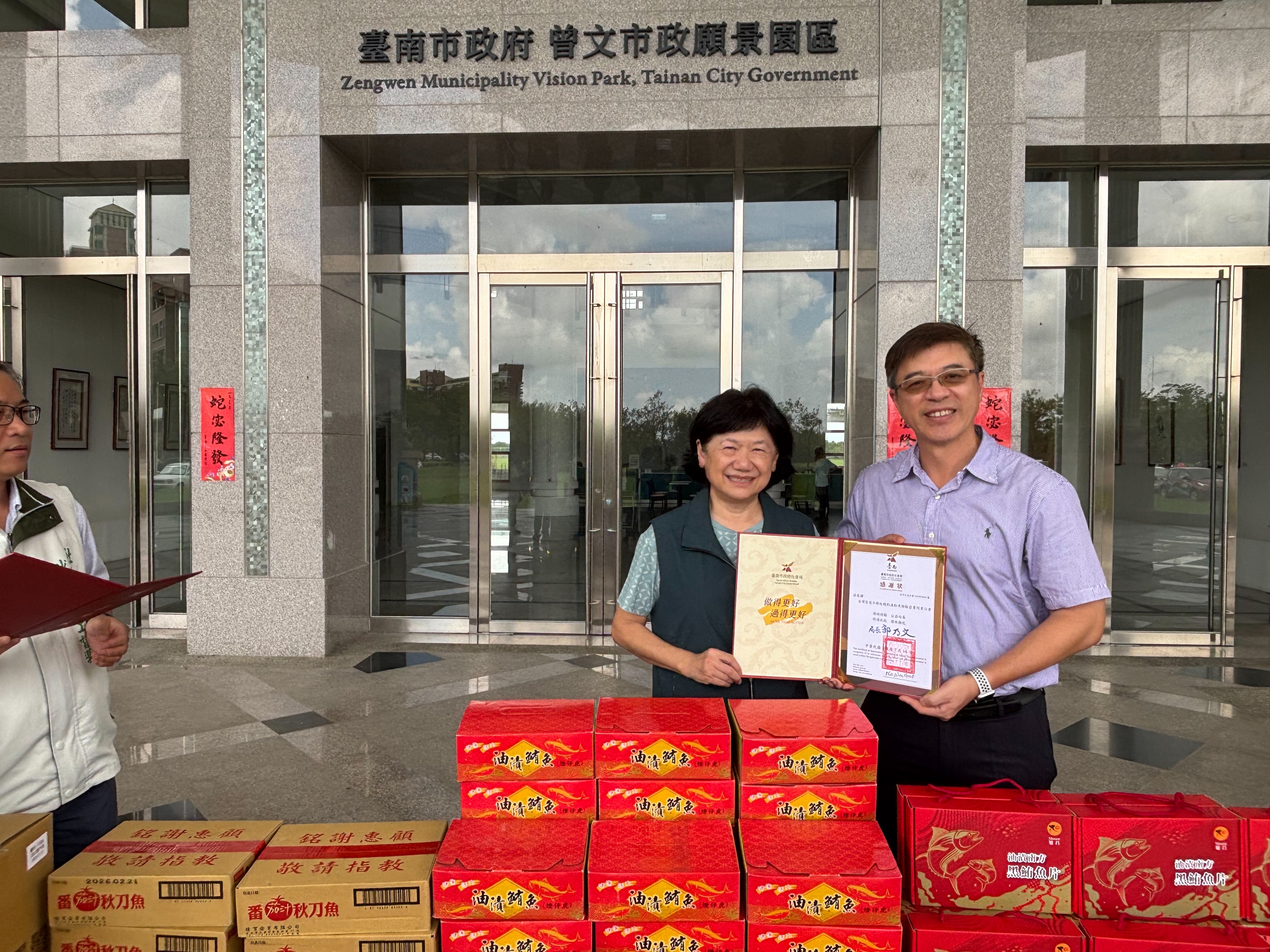 高市海洋局聯合遠洋公會與漁會捐贈物資馳援　黃偉哲市長感謝暖心相挺
