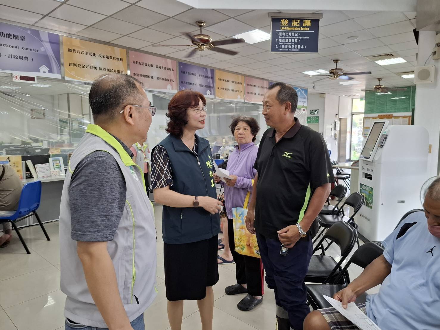 地政局長陳淑美視察相關地所，關心農損戶申請地籍謄本情形
