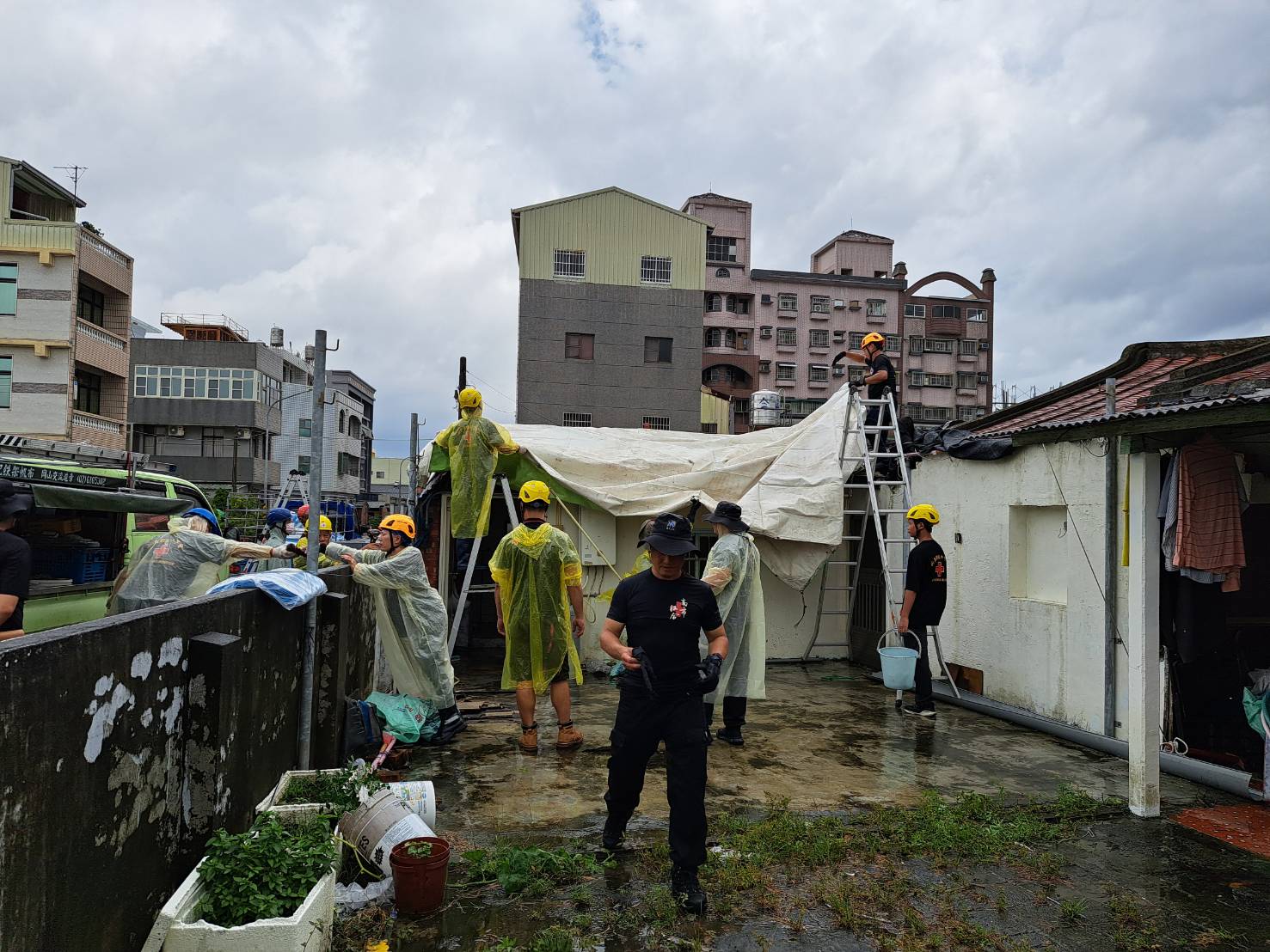 臺南市政府感謝義警消投入災後復原　民政局長姜淋煌代表市長黃偉哲親赴學甲關心災區重建進度