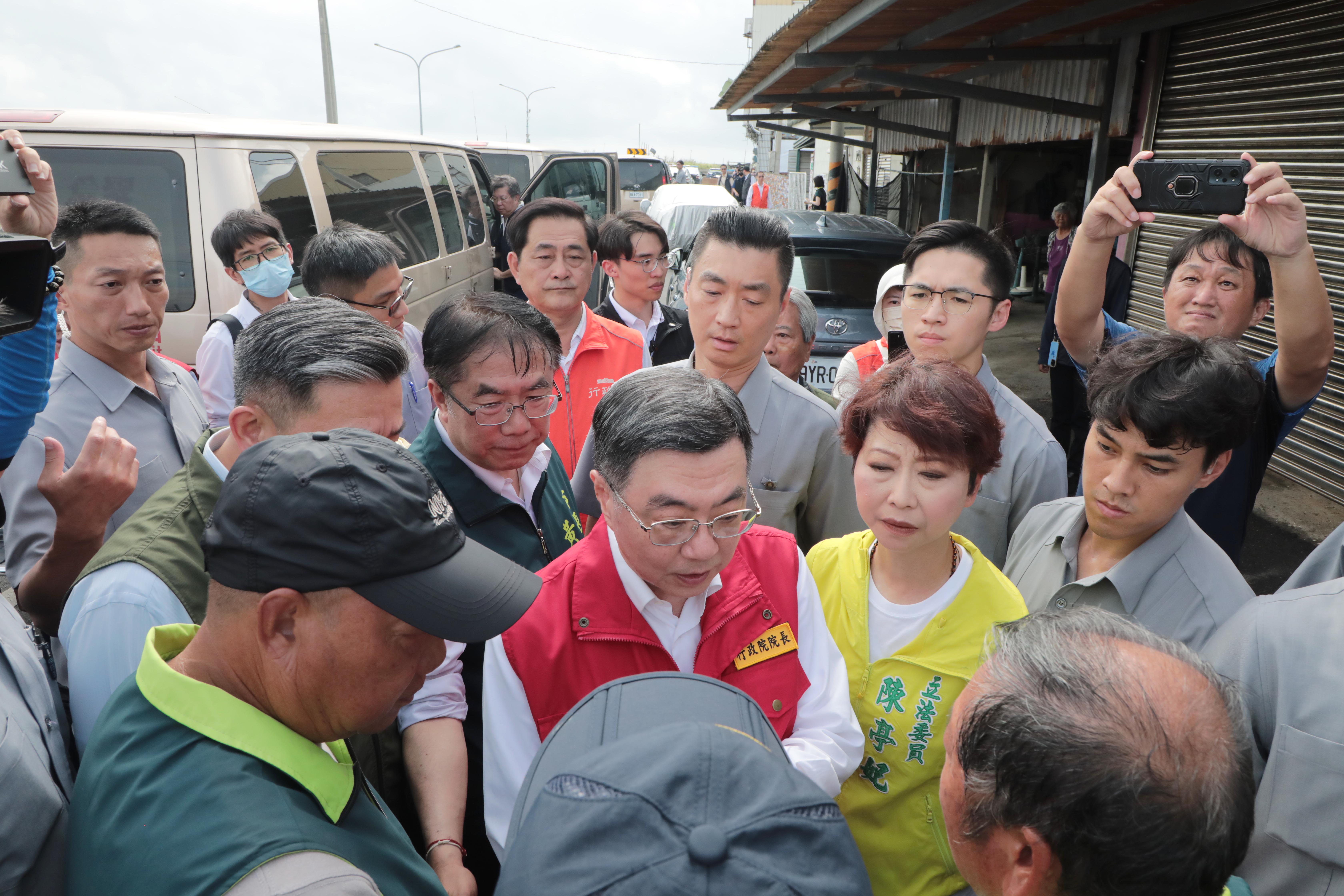 行政院長卓榮泰慰訪將軍區災民 黃偉哲爭取行政院修繕補助盼早日協助重建家園