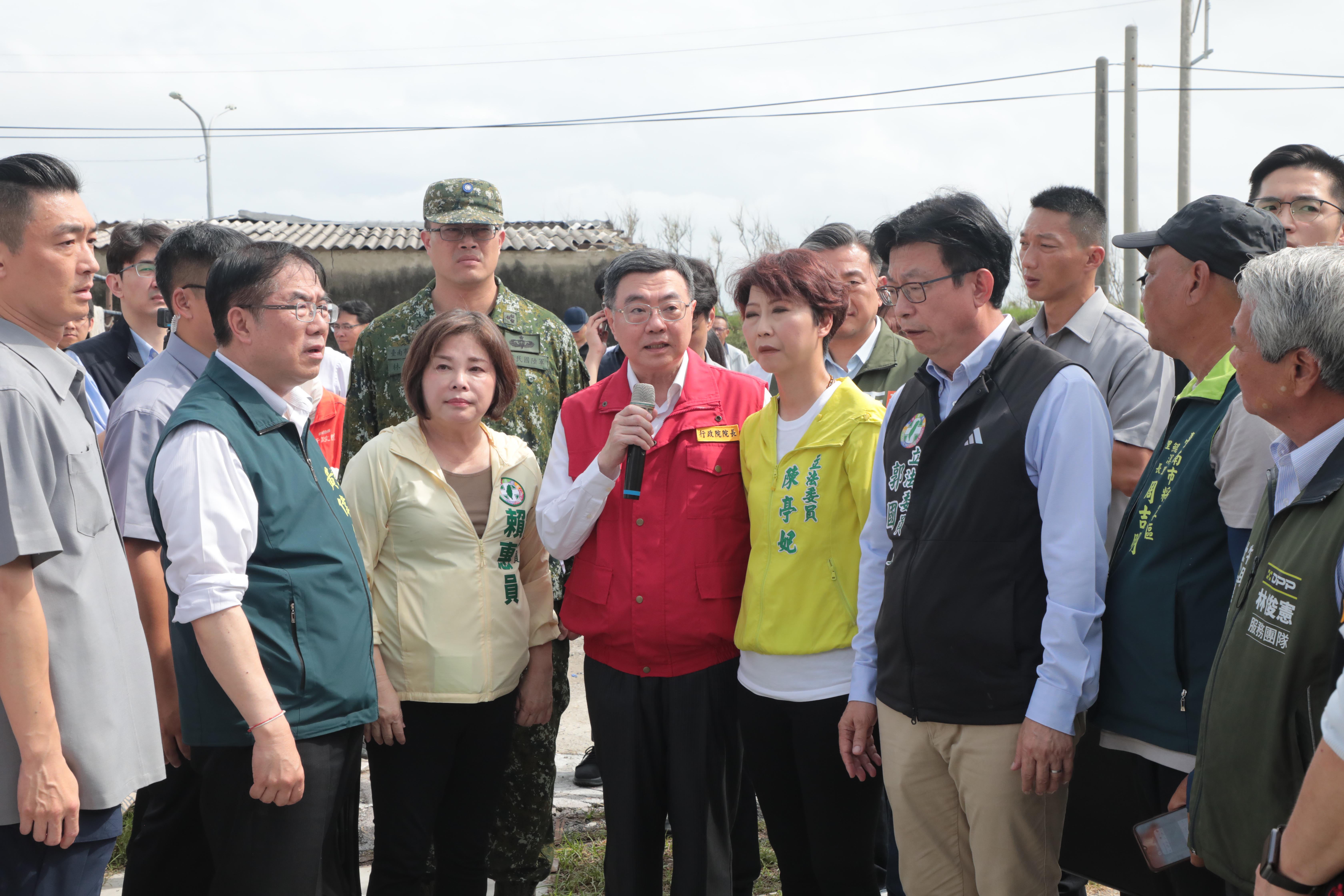 行政院長卓榮泰慰訪將軍區災民 黃偉哲爭取行政院修繕補助盼早日協助重建家園