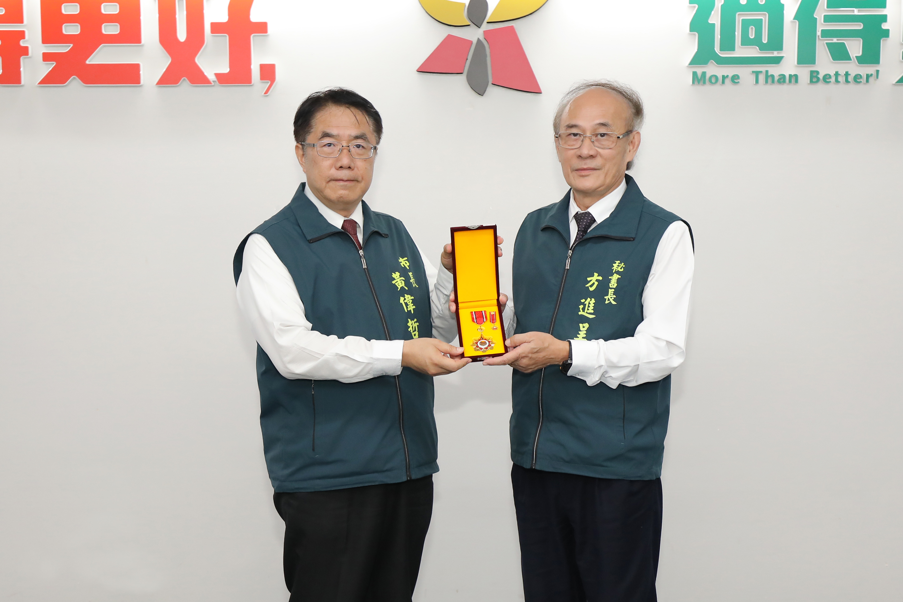 南市府秘書長方進呈公職逾40年退休  黃偉哲頒發獎章表彰對台南貢獻