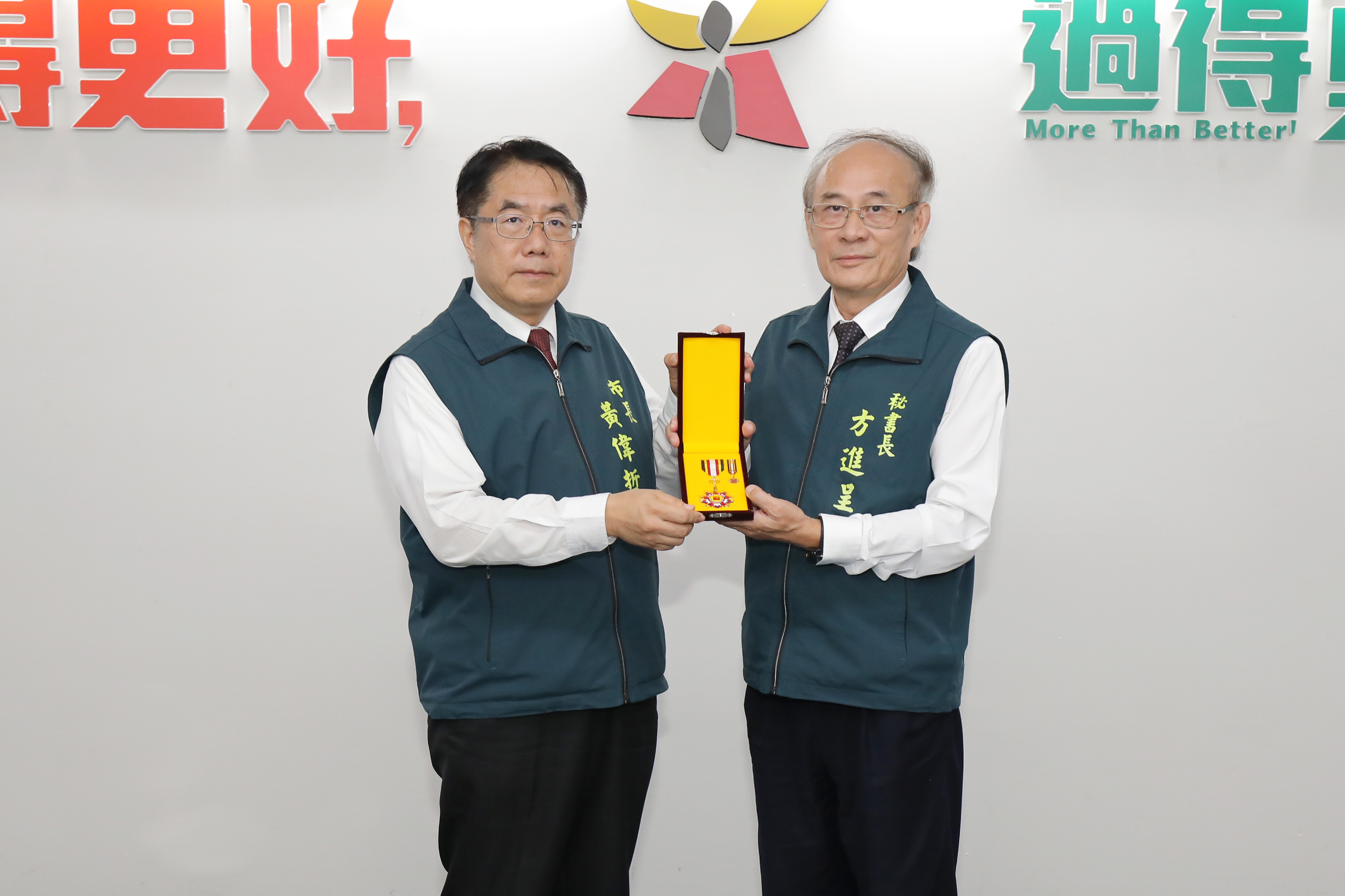 南市府秘書長方進呈公職逾40年退休  黃偉哲頒發獎章表彰對台南貢獻