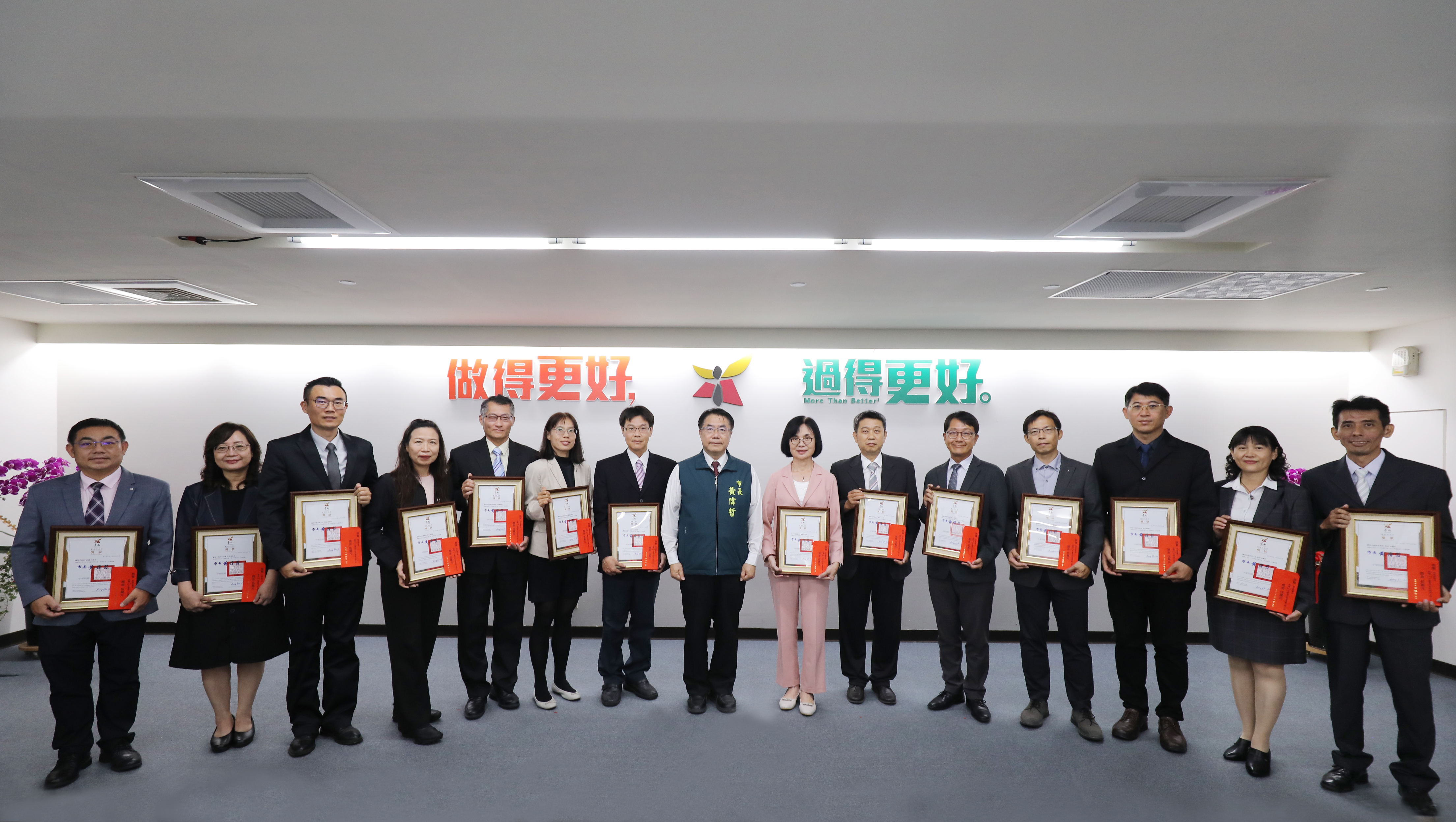 黃偉哲市長於市政會議公開表揚市府114年模範公務人員
