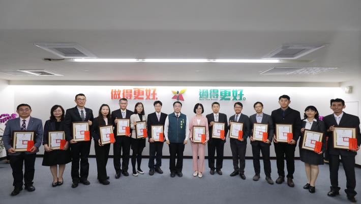 黃偉哲市長於市政會議公開表揚市府114年模範公務人員