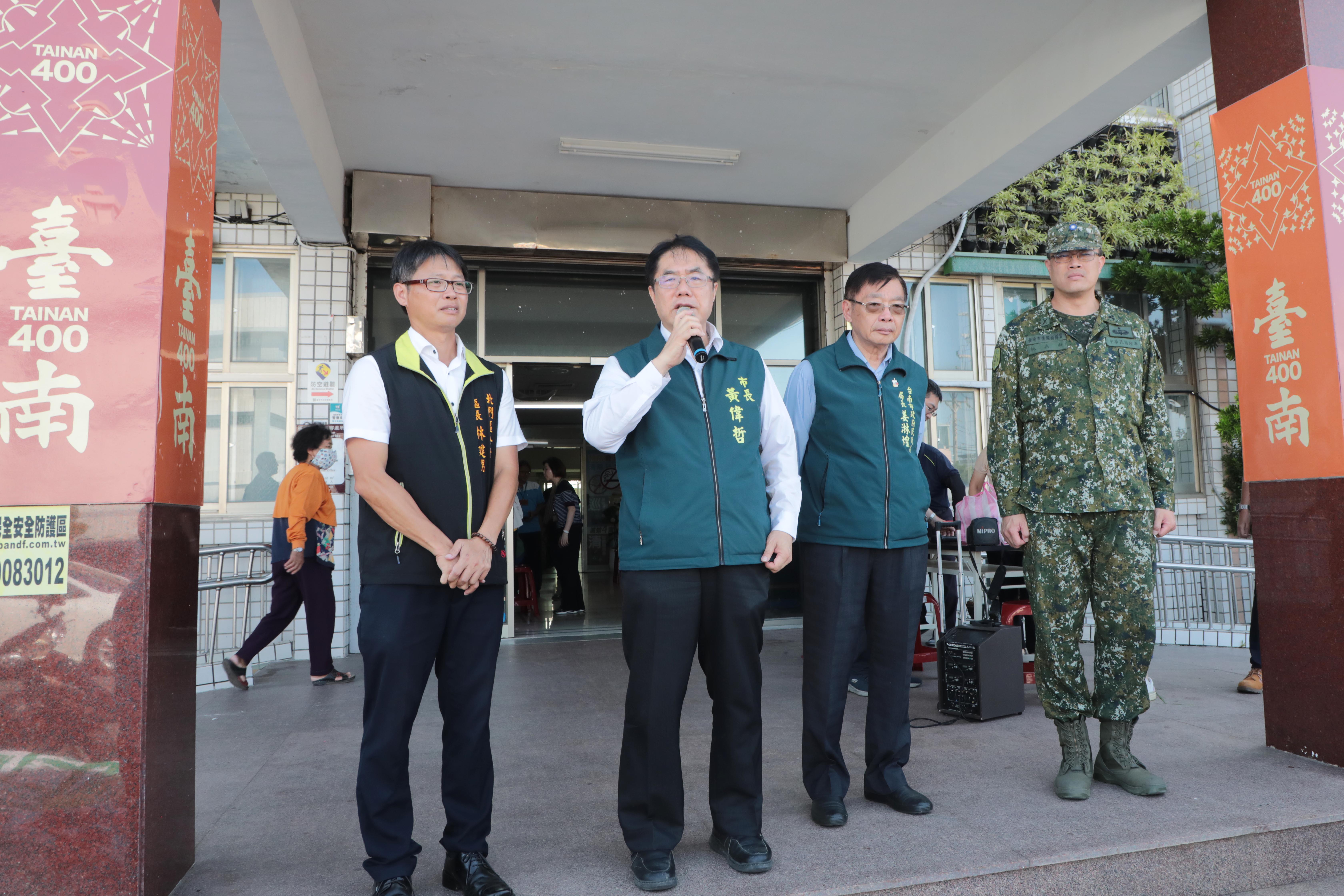 黃偉哲視察北門災區 感謝義消與各界投入災後重建