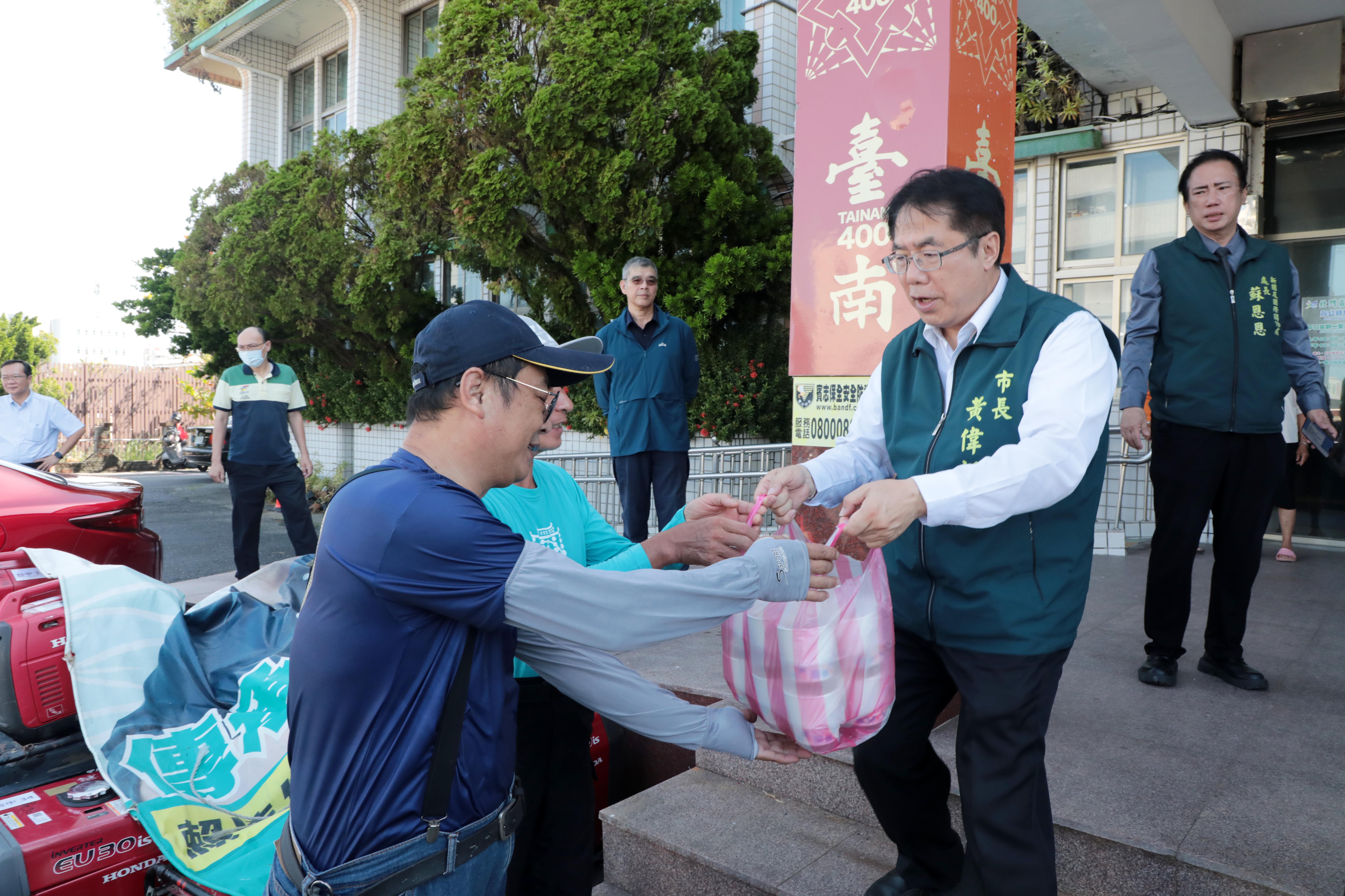 黃偉哲視察北門災區 感謝義消與各界投入災後重建