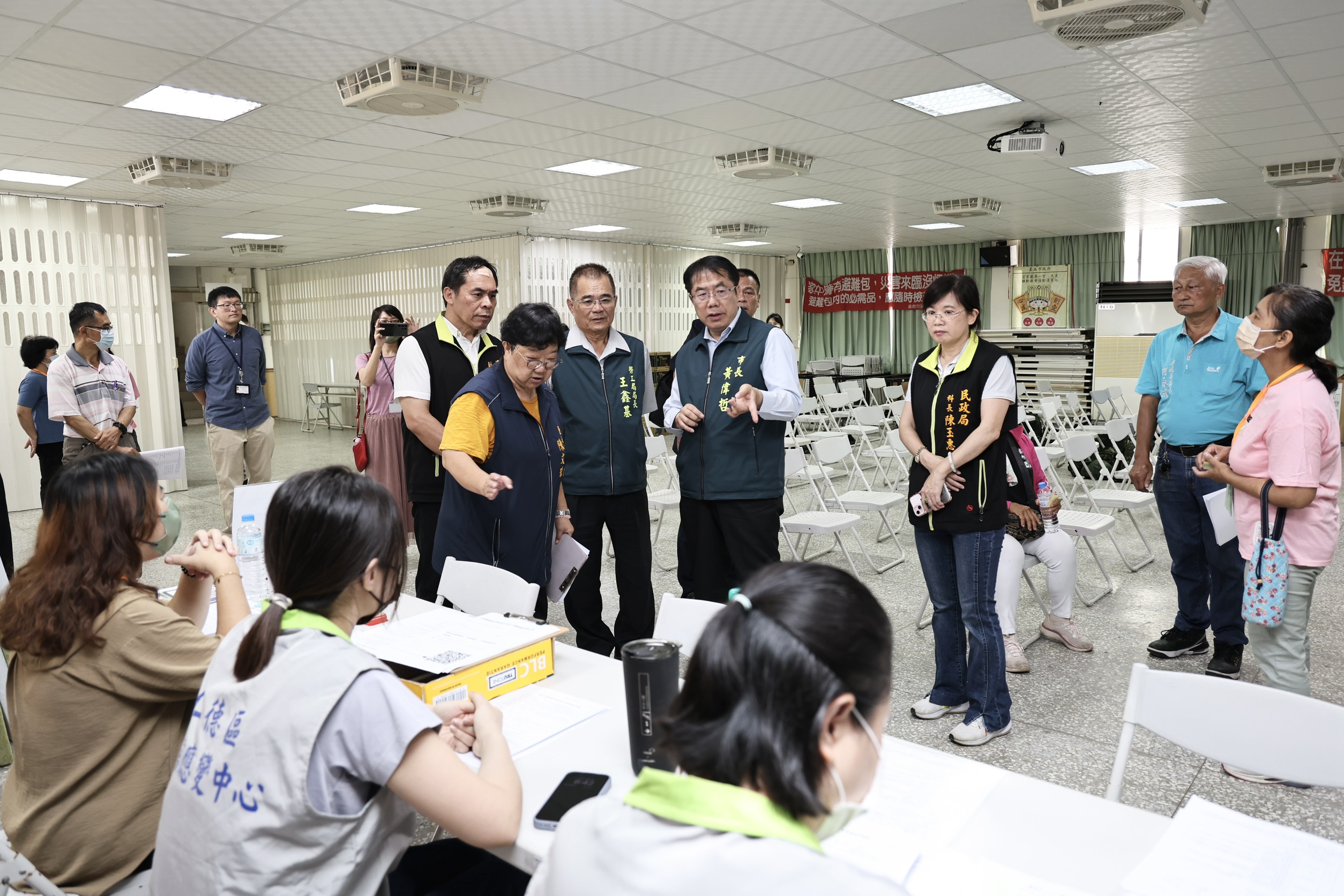 關心風災重建進度 黃偉哲赴鹽水慰勞人員並參與武廟祝壽大典祈福