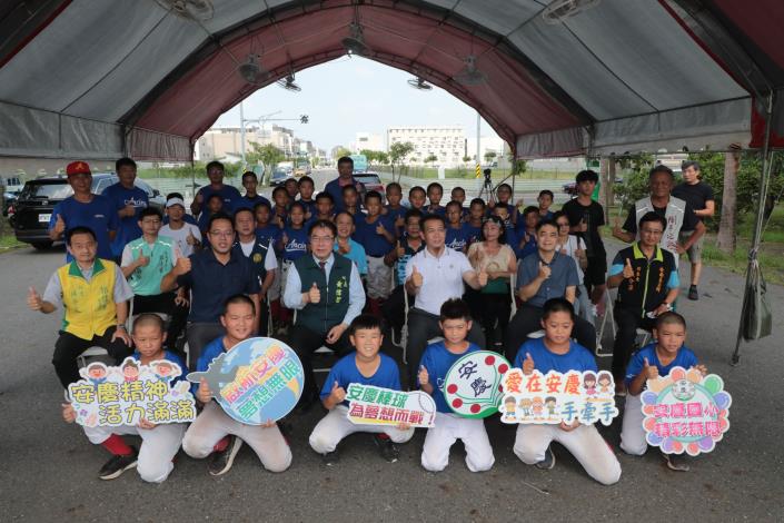 安慶國小棒球隊全新交通車捐贈啟用 黃偉哲感謝各界支持基層球隊共築榮耀之路