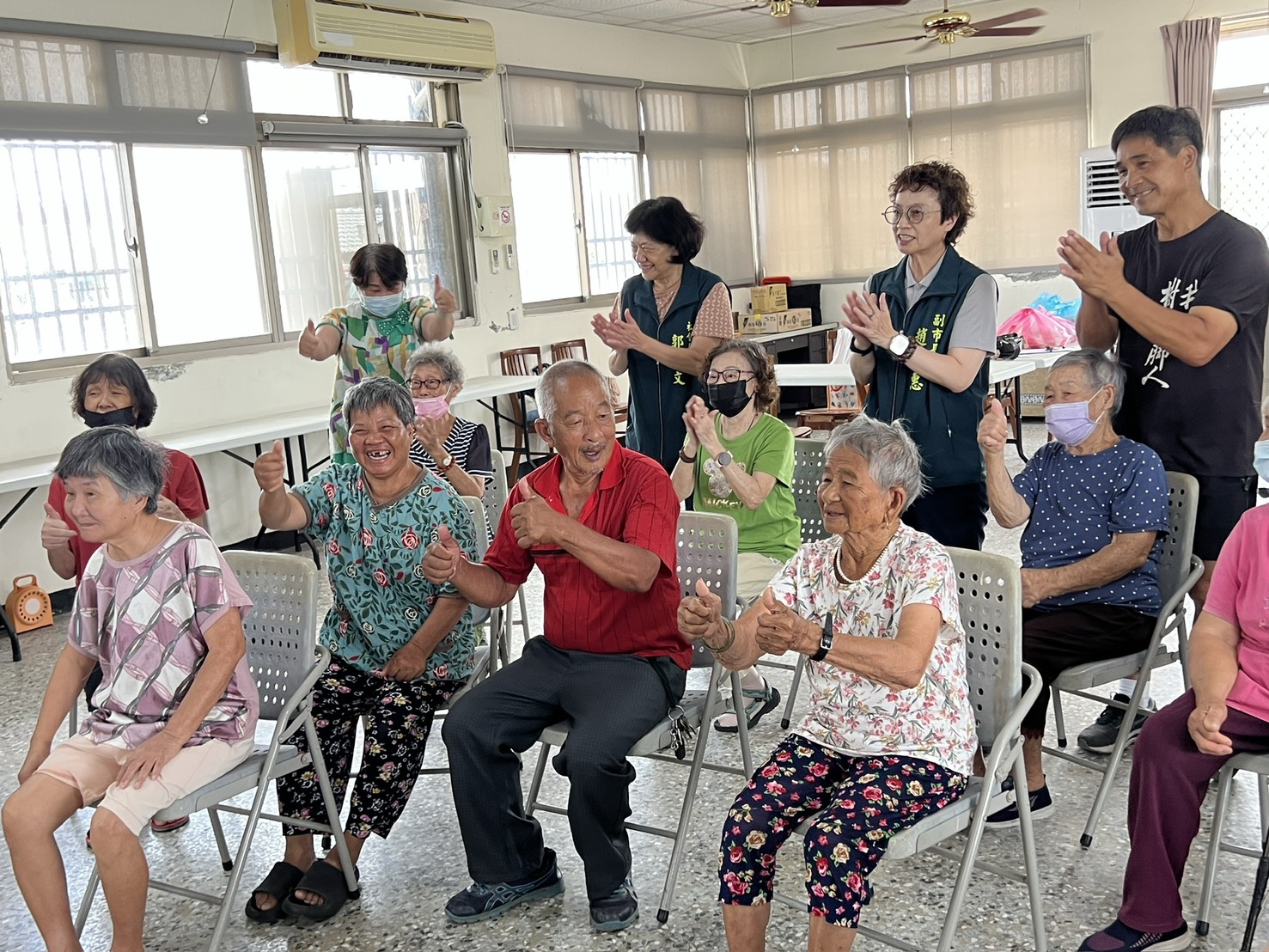 副市長趙卿惠慰訪災區 見證高齡者堅韌復原力　社區關懷據點成最強後盾