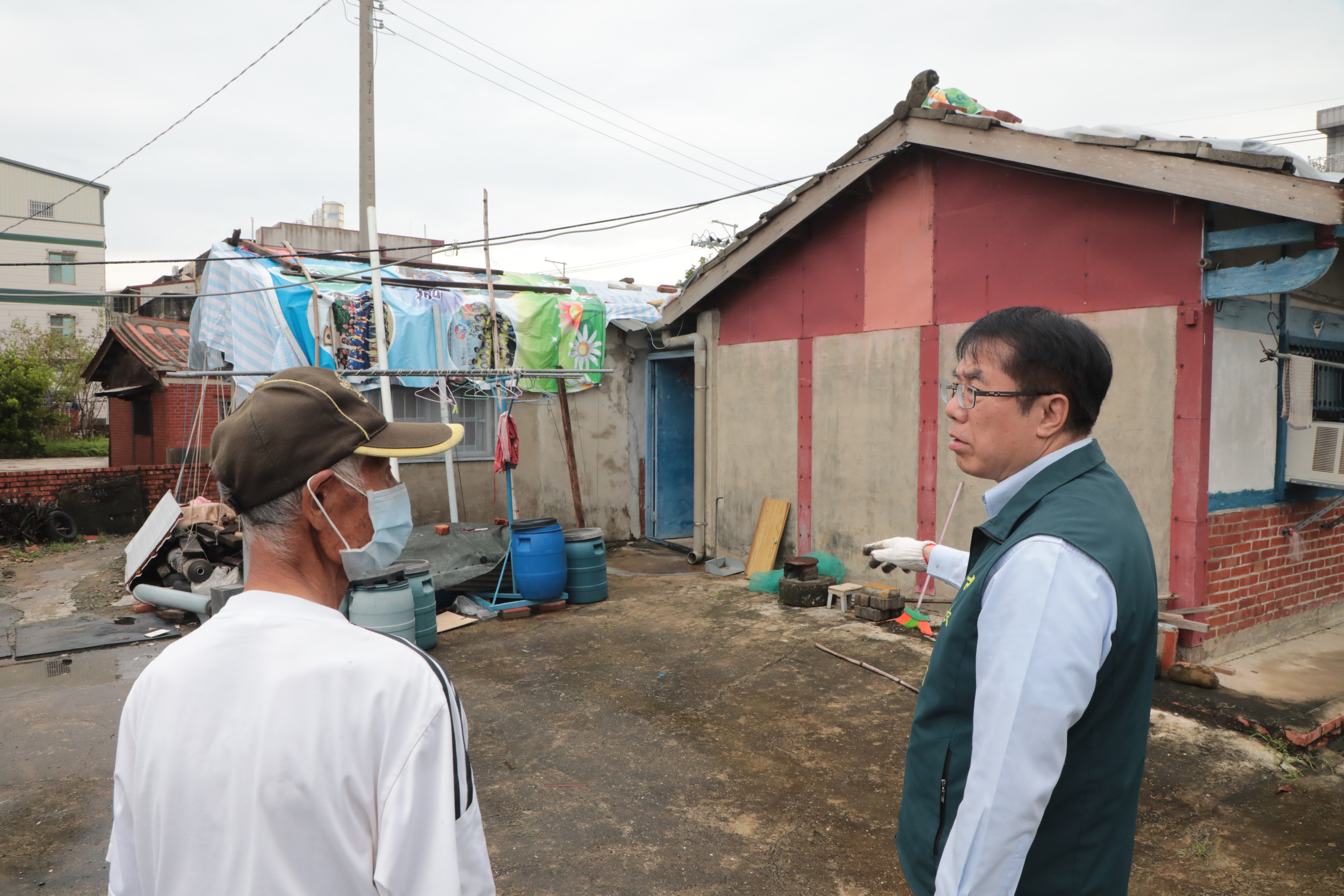 黃偉哲訪視後壁區挽袖協助復原家園 感謝志工齊心協助家園重建