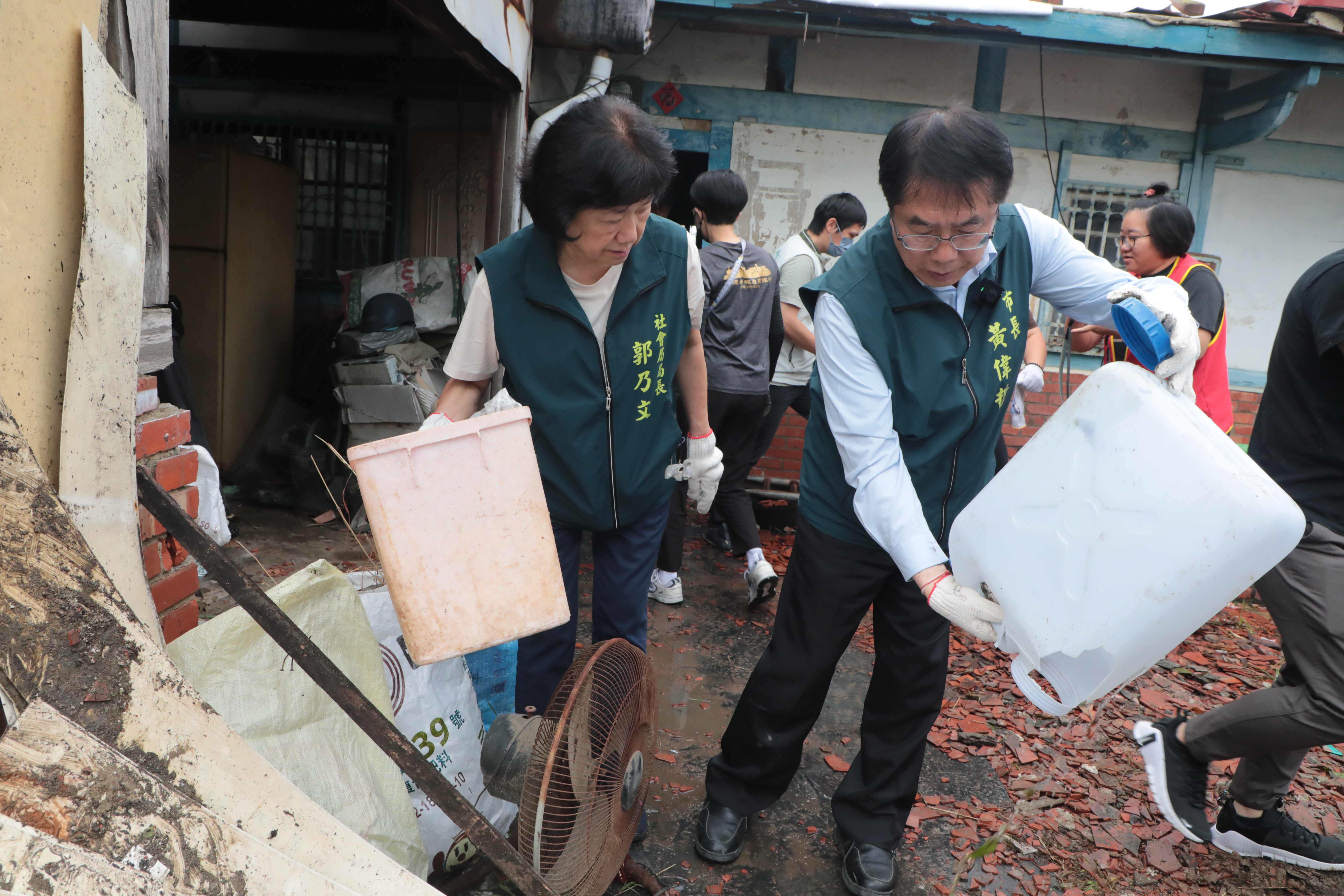  黃偉哲訪視後壁區挽袖協助復原家園 感謝志工齊心協助家園重建