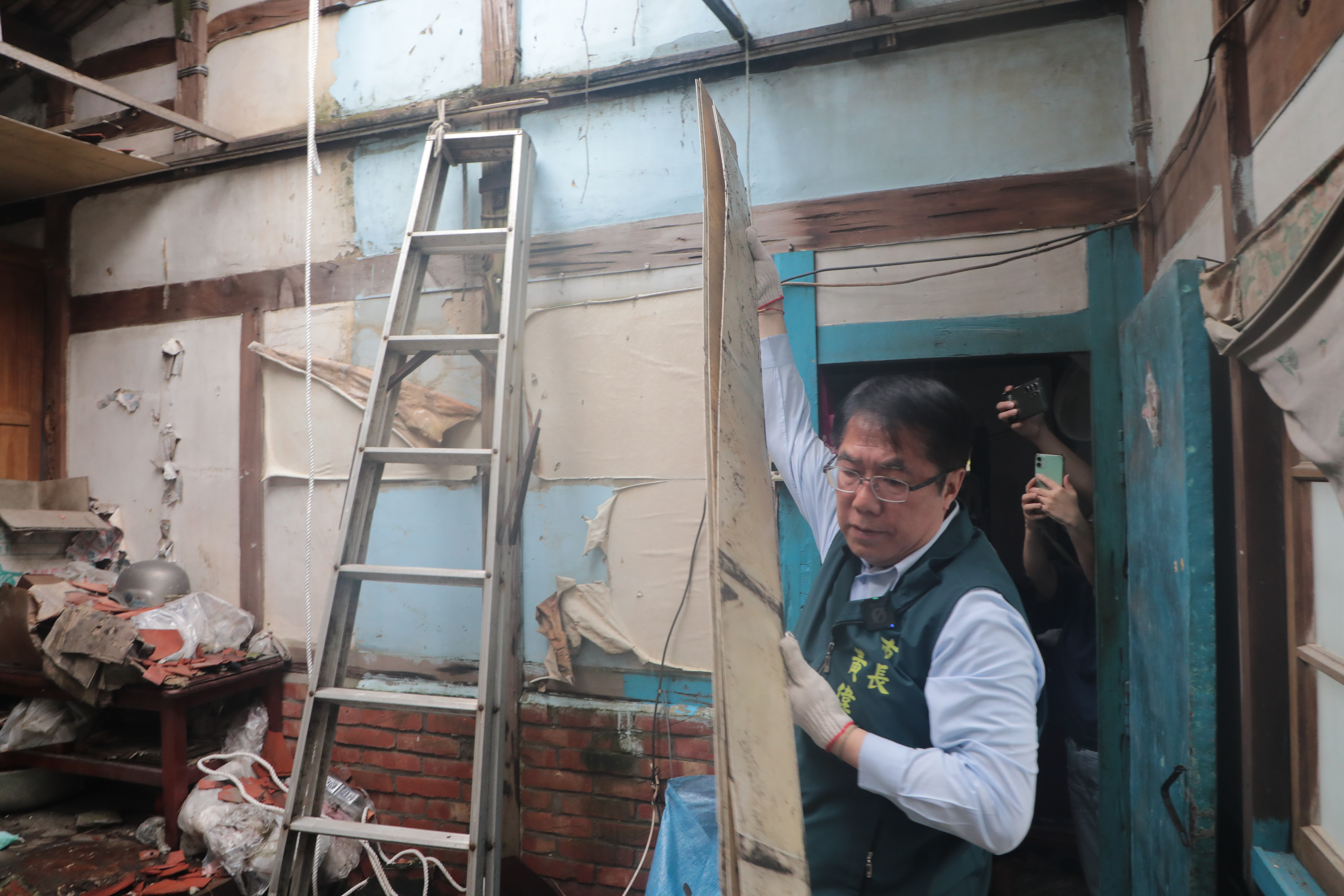  黃偉哲訪視後壁區挽袖協助復原家園 感謝志工齊心協助家園重建