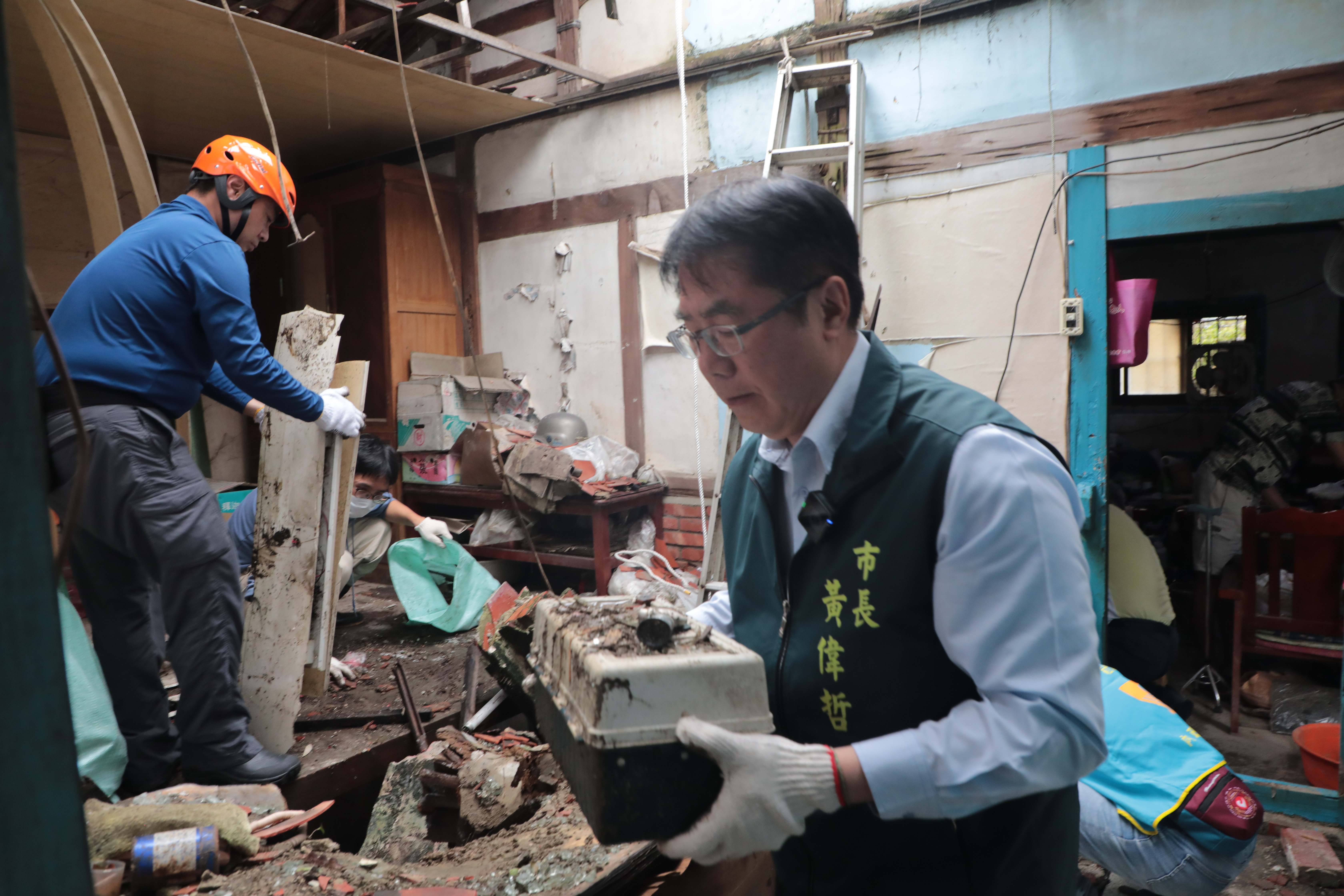 黃偉哲訪視後壁區挽袖協助復原家園 感謝志工齊心協助家園重建